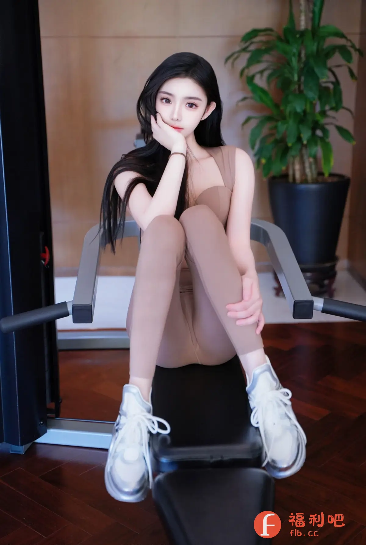 这张私房写真展现了一位年轻美女在健身房的放松状态。她身穿一套贴身的运动服,颜色柔和,凸显了她优美的身材曲线。美女乌黑亮丽的长发自然披散,增添了几分妩媚。她随意地坐在健身器材上,双手交叠放在腿上,眼神温柔地看向镜头,流露出一种慵懒而迷人的气质。背景中有一盆绿植,为画面增添了一丝生机。整体画面色彩柔和,光线自然,营造出一种舒适温馨的氛围,展现了美女健康、自信、活力的一面。这组照片构图精美,细节处理到位,充分展现了摄影师的拍摄技巧和对人物的精准把握。