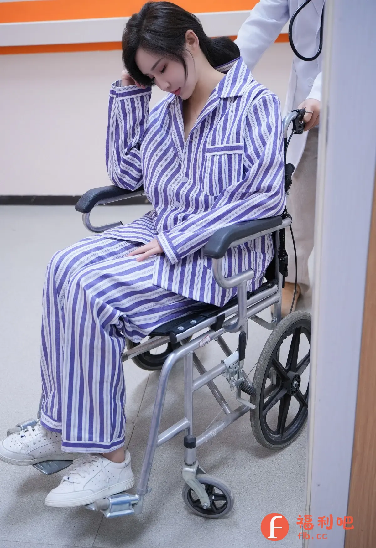 照片中,一位年轻女子坐在轮椅上,身穿蓝白条纹的病号服,头靠在手臂上,神情略显疲惫。她的头发梳成马尾辫,露出了精致的侧颜。她穿着白色的运动鞋,与病号服形成了鲜明的对比。轮椅由一位身穿白大褂的医护人员推着,医护人员的手搭在轮椅的把手上,只能看到半身。背景是医院的走廊,墙壁是浅色调,给人一种干净整洁的感觉。整体氛围显得有些压抑和沉重,可能暗示着女子正在经历一些健康问题。照片的构图和色调都比较简单,突出了人物的情绪和状态。
照片中,一位年轻女子坐在轮椅上,身穿蓝白条纹的病号服,头靠在手臂上,神情略显疲惫。她的头发梳成马尾辫,露出了精致的侧颜。她穿着白色的运动鞋,与病号服形成了鲜明的对比。轮椅由一位身穿白大褂的医护人员推着,医护人员的手搭在轮椅的把手上,只能看到半身。背景是医院的走廊,墙壁是浅色调,给人一种干净整洁的感觉。整体氛围显得有些压抑和沉重,可能暗示着女子正在经历一些健康问题。照片的构图和色调都比较简单,突出了人物的情绪和状态。
