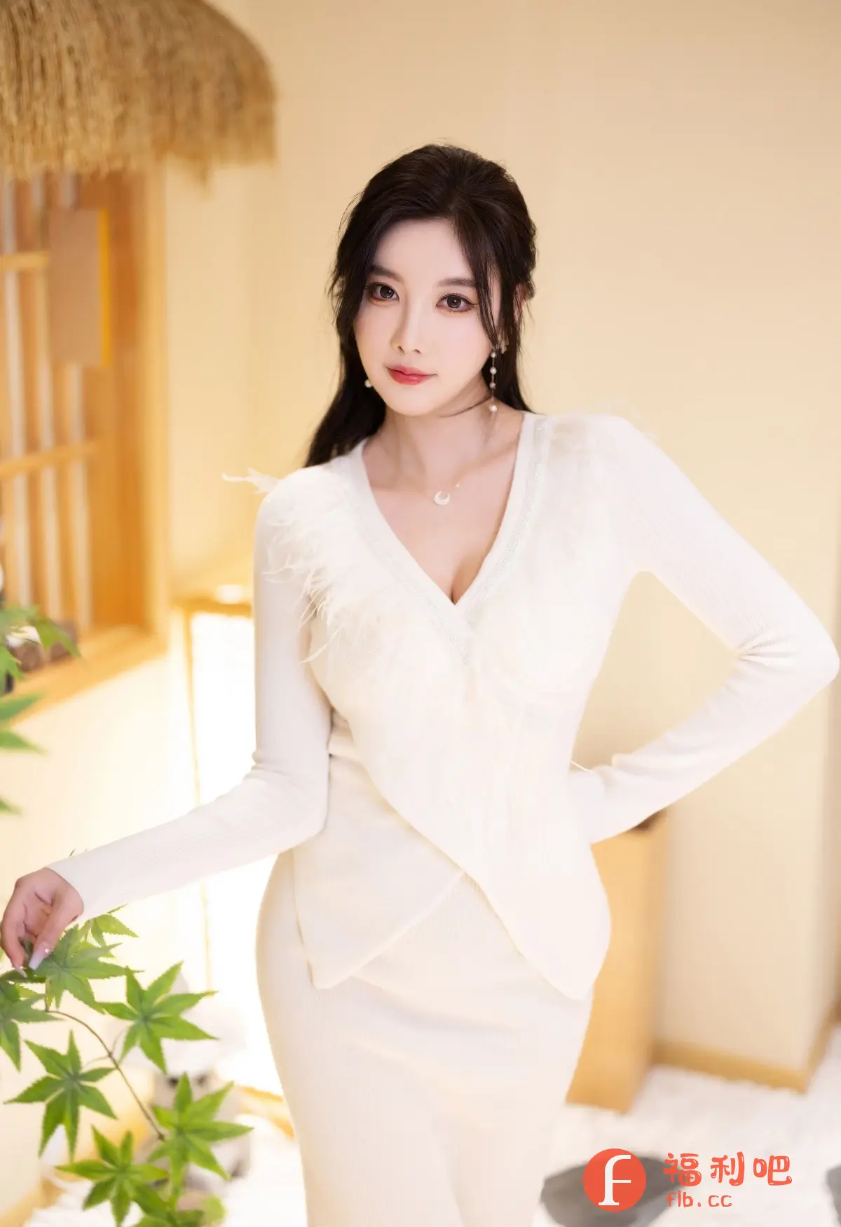 照片中是一位年轻的亚洲女性,她穿着一件米白色的连衣裙,连衣裙采用修身设计,凸显了她的身材曲线。连衣裙的上半部分设计独特,V领处点缀着白色羽毛,增添了时尚感和柔美气息。她留着黑色的长发,发型精致,脸上化着淡妆,显得清新自然。她的脖子上戴着一条细细的项链,耳朵上则佩戴着珍珠耳环,这些小饰品提升了整体的气质。她的右手轻轻地扶着一株绿色的植物,姿态优雅。背景是柔和的黄色调,营造出温馨舒适的氛围。整体来看,这是一张展现女性优雅气质和时尚品味的写真照片。