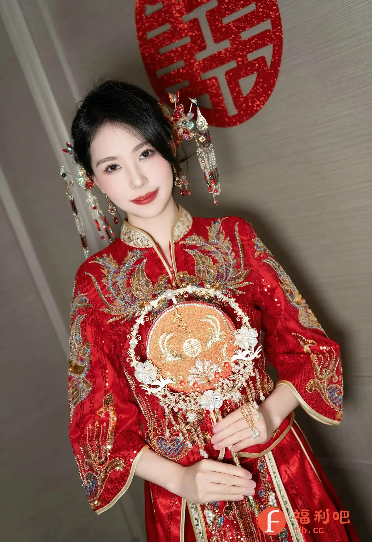 照片中是一位身穿传统中式嫁衣的美女,正对着镜头微笑。她身着的嫁衣是鲜艳的红色,上面绣满了金色的祥云和龙凤图案,精致而华丽。嫁衣的领口和袖口都镶有金色的滚边,更显高贵。美女手中拿着一把团扇,扇面上也绣有精美的图案,与嫁衣相呼应。她的头发盘起,戴着精致的头饰,上面点缀着宝石和流苏,显得更加妩媚动人。背景是一面灰色的墙壁,墙上挂着一个红色的“囍”字,增添了喜庆的气氛。整体画面色彩鲜艳,细节丰富,展现了浓郁的中国传统文化韵味。
返回格式:(照片中是一位身穿传统中式嫁衣的美女,正对着镜头微笑。她身着的嫁衣是鲜艳的红色,上面绣满了金色的祥云和龙凤图案,精致而华丽。嫁衣的领口和袖口都镶有金色的滚边,更显高贵。美女手中拿着一把团扇,扇面上也绣有精美的图案,与嫁衣相呼应。她的头发盘起,戴着精致的头饰,上面点缀着宝石和流苏,显得更加妩媚动人。背景是一面灰色的墙壁,墙上挂着一个红色的“囍”字,增添了喜庆的气氛。整体画面色彩鲜艳,细节丰富,展现了浓郁的中国传统文化韵味。)