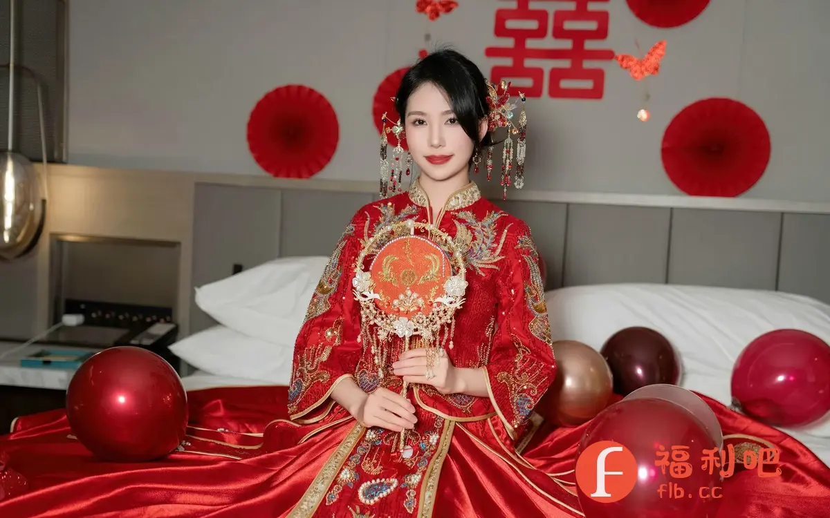 照片中是一位身穿传统红色中式嫁衣的美丽女性,她手持精美的团扇,端庄地坐在铺满红色绸缎的床上,周围装饰着喜庆的红色气球。背景墙上贴着红色的“囍”字剪纸和红色的纸扇,营造出浓浓的中国传统婚礼氛围。她的妆容精致,发饰古典雅致,更增添了她的妩媚和典雅。整个画面色彩鲜艳,充满了喜悦和幸福的气息,展现了东方新娘的独特魅力。这是一张喜庆、唯美、充满传统韵味的婚纱艺术照。