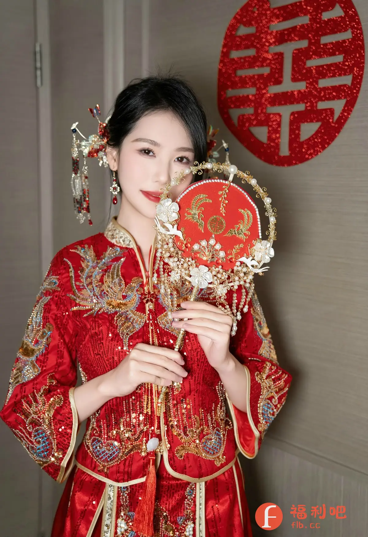 照片中,一位美丽的东方女子身着华丽的红色中式礼服,礼服上绣着精致的金色图案,并点缀着闪亮的亮片。她手持一把同样装饰精美的红色扇子,扇面上也有金色的刺绣和珍珠点缀,遮住了半张脸,更显神秘和妩媚。她的头发盘成优雅的发髻,并戴着精致的发饰,发饰上垂坠着流苏,增添了几分灵动。背景墙上贴着一个大大的红色“囍”字,寓意着喜庆和幸福。整个画面充满了浓厚的中国传统婚礼氛围,也展现了女子端庄、优雅的气质。这是一张充满东方韵味的唯美写真,无论是服装、配饰还是妆容,都非常精致考究,凸显了人物的美丽和气质。
返回格式:照片中,一位美丽的东方女子身着华丽的红色中式礼服,礼服上绣着精致的金色图案,并点缀着闪亮的亮片。她手持一把同样装饰精美的红色扇子,扇面上也有金色的刺绣和珍珠点缀,遮住了半张脸,更显神秘和妩媚。她的头发盘成优雅的发髻,并戴着精致的发饰,发饰上垂坠着流苏,增添了几分灵动。背景墙上贴着一个大大的红色“囍”字,寓意着喜庆和幸福。整个画面充满了浓厚的中国传统婚礼氛围,也展现了女子端庄、优雅的气质。这是一张充满东方韵味的唯美写真,无论是服装、配饰还是妆容,都非常精致考究,凸显了人物的美丽和气质。