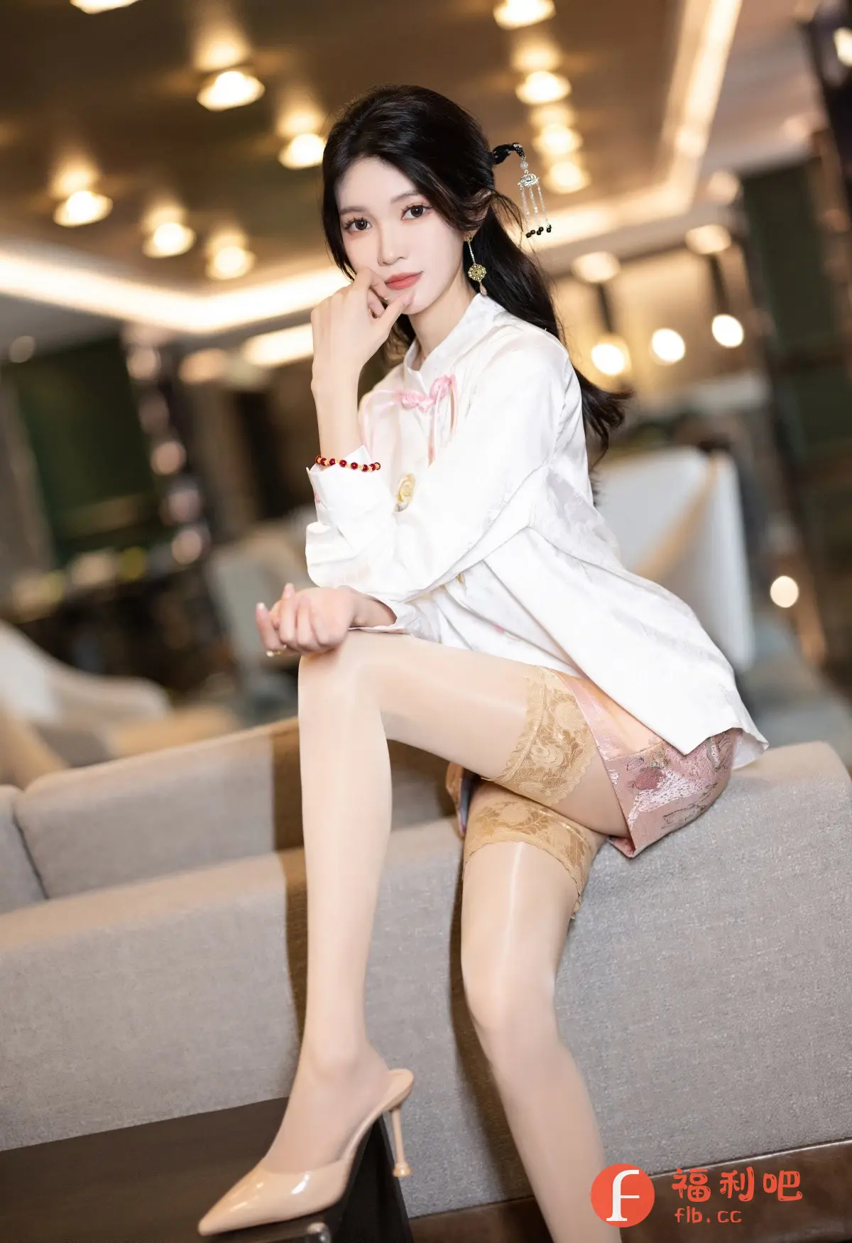 这位美女坐在沙发扶手上,姿态优雅。她身穿一件带有粉色领结的白色上衣,搭配一条印有花卉图案的粉色短裙,展现出清新甜美的气质。腿上穿着肉色丝袜,脚踩一双同色系高跟鞋,更显修长美腿。她的头发梳成复古的发型,戴着精致的耳饰和发饰,增添了古典韵味。她用手托着下巴,眼神迷离,透露出一丝妩媚和慵懒。整体造型既时尚又不失传统韵味,展现了她独特的美丽。
一位穿着时尚且优雅的美女坐在沙发扶手上,展现了她迷人的魅力。