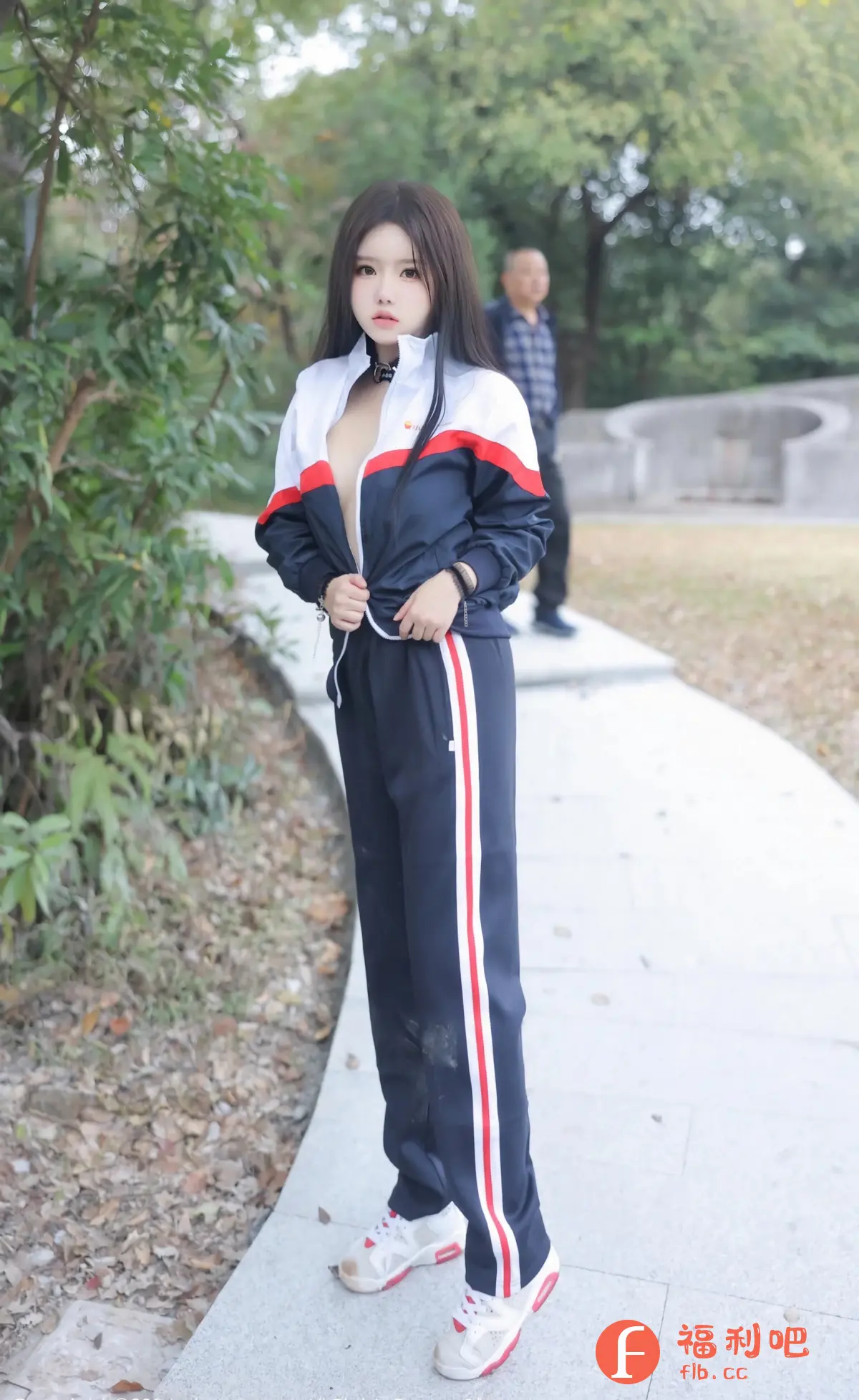 照片中,一位年轻的亚洲女性身穿一套运动风格的服装,上身是一件红、白、蓝三色相间的运动外套,敞开衣襟,露出里面的肌肤,下身是深蓝色运动裤,裤子侧面有白色和红色条纹装饰。她脚穿一双白色运动鞋,鞋底边缘有红色点缀。她留着乌黑亮丽的长发,面容精致,妆容清淡。背景是一个户外场所,有树木和绿植,地面铺着石板路,不远处还有一位穿着格子衬衫的男士,但焦点主要集中在女性身上。整体画面清新自然,展现了女性的青春活力和时尚感。
照片中,一位年轻的亚洲女性身穿一套运动风格的服装,上身是一件红、白、蓝三色相间的运动外套,敞开衣襟,露出里面的肌肤,下身是深蓝色运动裤,裤子侧面有白色和红色条纹装饰。她脚穿一双白色运动鞋,鞋底边缘有红色点缀。她留着乌黑亮丽的长发,面容精致,妆容清淡。背景是一个户外场所,有树木和绿植,地面铺着石板路,不远处还有一位穿着格子衬衫的男士,但焦点主要集中在女性身上。整体画面清新自然,展现了女性的青春活力和时尚感