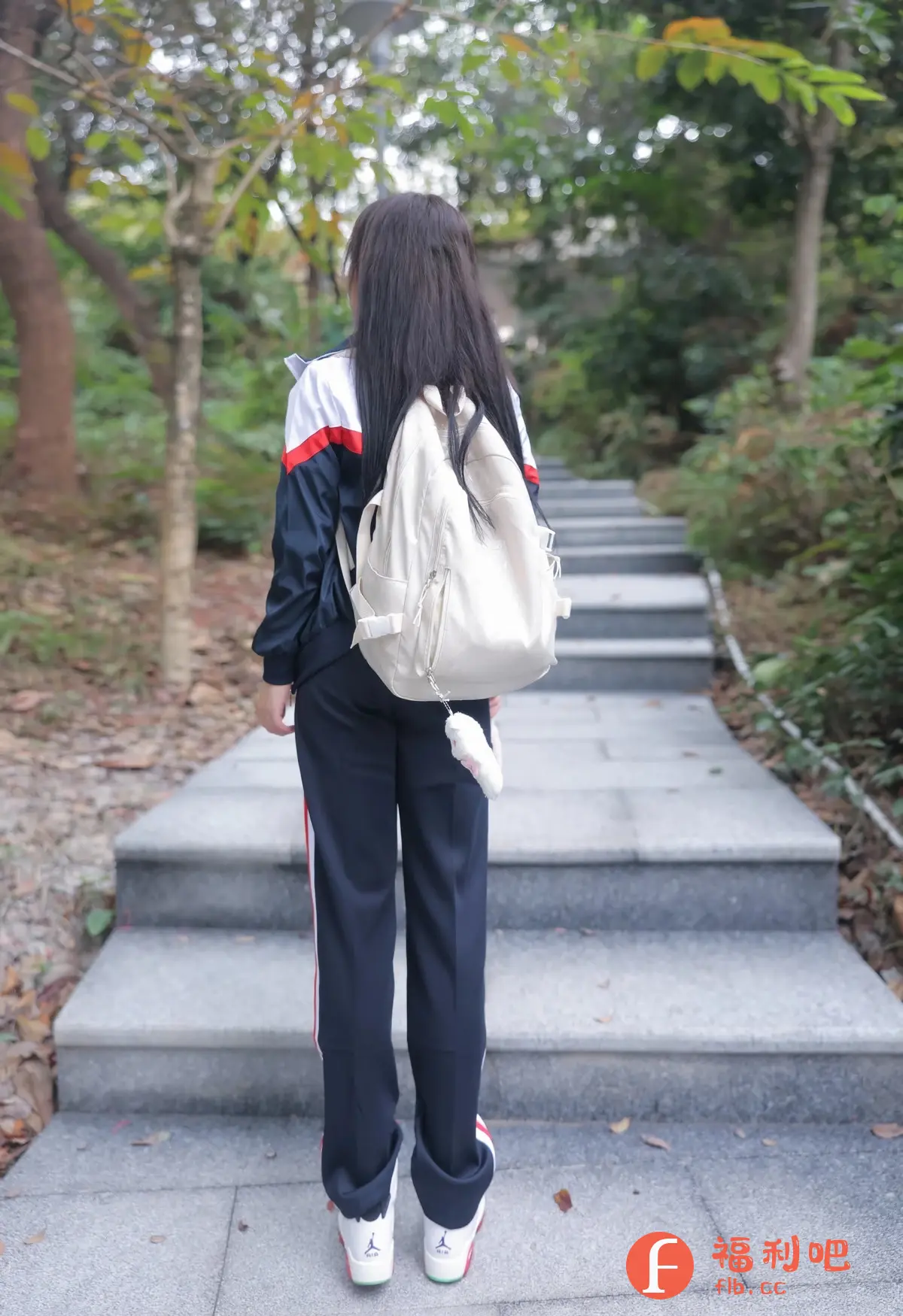 好的,没问题。这是一张美女的私房写真照片,照片从背后拍摄,可以看到一位穿着学生制服的年轻女性站在石阶上。她拥有一头乌黑亮丽的长发,自然地披在肩上,给人一种清新自然的感觉。她身穿一套运动款式的学生制服,上衣是深蓝色与白色、红色拼接的夹克,下身是深蓝色长裤,裤子侧面有红色条纹装饰。她背着一个米白色的双肩包,包上还挂着一个可爱的白色毛绒挂件,增添了一丝俏皮感。脚上穿着一双白色运动鞋,鞋子的后跟处有彩色点缀。背景是绿树成荫的户外环境,石阶蜿蜒向上,营造出一种宁静祥和的氛围。整体画面风格简约清新,展现了少女的青春活力和美好。
一位穿着学生制服的年轻女性站在石阶上,她拥有一头乌黑亮丽的长发,身穿一套运动款式的学生制服,背着一个米白色的双肩包,脚上穿着一双白色运动鞋。背景是绿树成荫的户外环境,石阶蜿蜒向上。