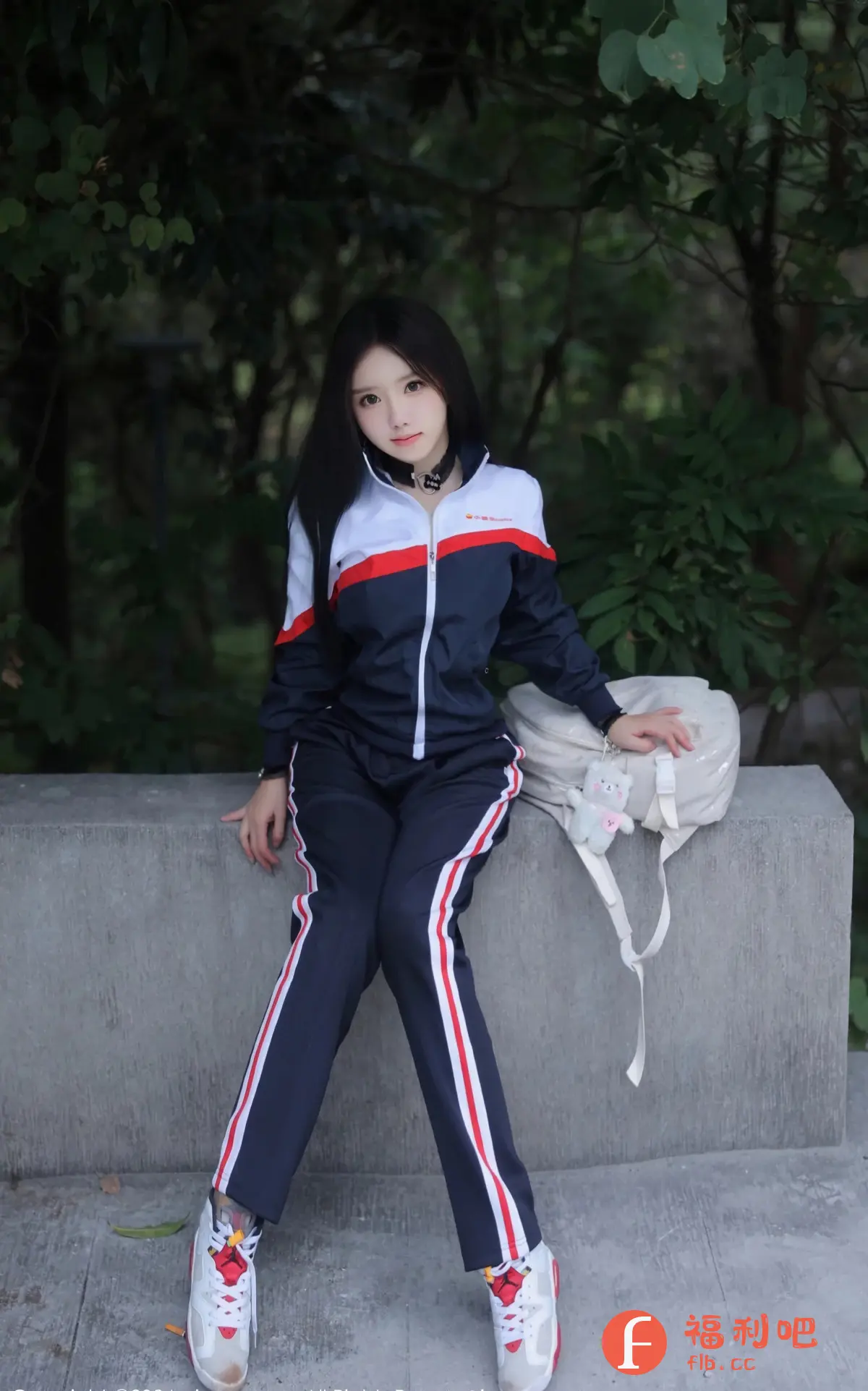 照片中,一位年轻美丽的亚洲女性坐在一个灰色的石凳上,背景是郁郁葱葱的绿色植物。她身穿一套深蓝色运动服,侧面饰有白色和红色条纹,脚上穿着一双白色运动鞋。运动服的上半部分是白色和红色拼接设计,她穿着一件带有装饰项链的黑色Choker。
她拥有一头乌黑亮丽的长发,自然地垂落在肩上,面容精致,略施粉黛,眼神温柔而略带俏皮。她的姿势轻松随意,一只手轻轻放在身旁的白色背包上,背包上还挂着一个可爱的毛绒玩具。整体氛围清新自然,展现出年轻女性的活力与魅力。这应该是一张在户外拍摄的私房写真照片,捕捉了她休闲放松的一刻。
返回格式必须为识别内容
一位穿着运动服的年轻女性坐在石凳上,背景是绿色的植被