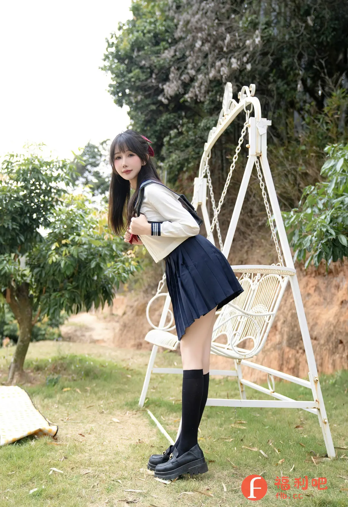 照片中一位年轻美丽的女性身穿学院风格的制服,站在一个户外的花园环境中。她拥有乌黑亮丽的长发,头戴红色的蝴蝶结,显得青春活泼。制服包括一件白色的长袖衬衫,配有海军蓝的领结和袖口上的条纹,以及一条海军蓝的褶皱短裙,展现了她修长的腿部线条。她穿着一双黑色的长袜和带有厚底的黑色皮鞋。她背着一个黑色的背包,增加了造型的完整性。
她站在一个白色的秋千架旁边,秋千的座位是编织的。周围是郁郁葱葱的绿色植物和草地,背景中有树木和植物,营造出一种清新自然的氛围。她的姿势略微弯腰,眼神温柔地看向镜头,给人一种亲切感。整体画面呈现出一种青春、甜美和休闲的风格。
返回格式必须为识别内容
