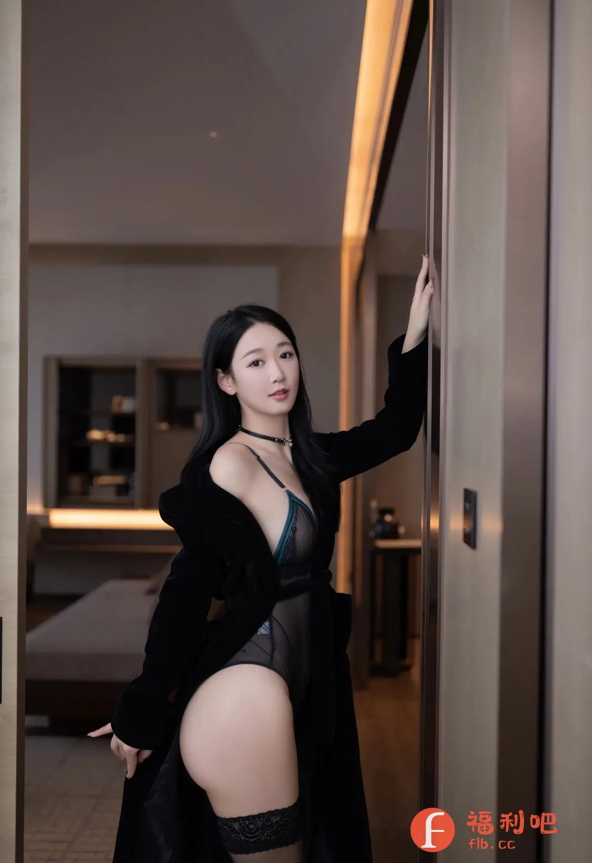 照片中,一位身材姣好的亚洲女性身着黑色性感内衣和黑色长款丝绒睡袍,慵懒地倚靠在门边。她长发披肩,佩戴黑色颈圈,眼神略带妩媚,展现出一种性感和神秘的气息。她穿着黑色丝袜,更突显了她的修长美腿。背景是室内场景,光线柔和,营造出一种私密和温馨的氛围。整体画面构图巧妙,色彩搭配和谐,充分展现了女性的魅力和自信。