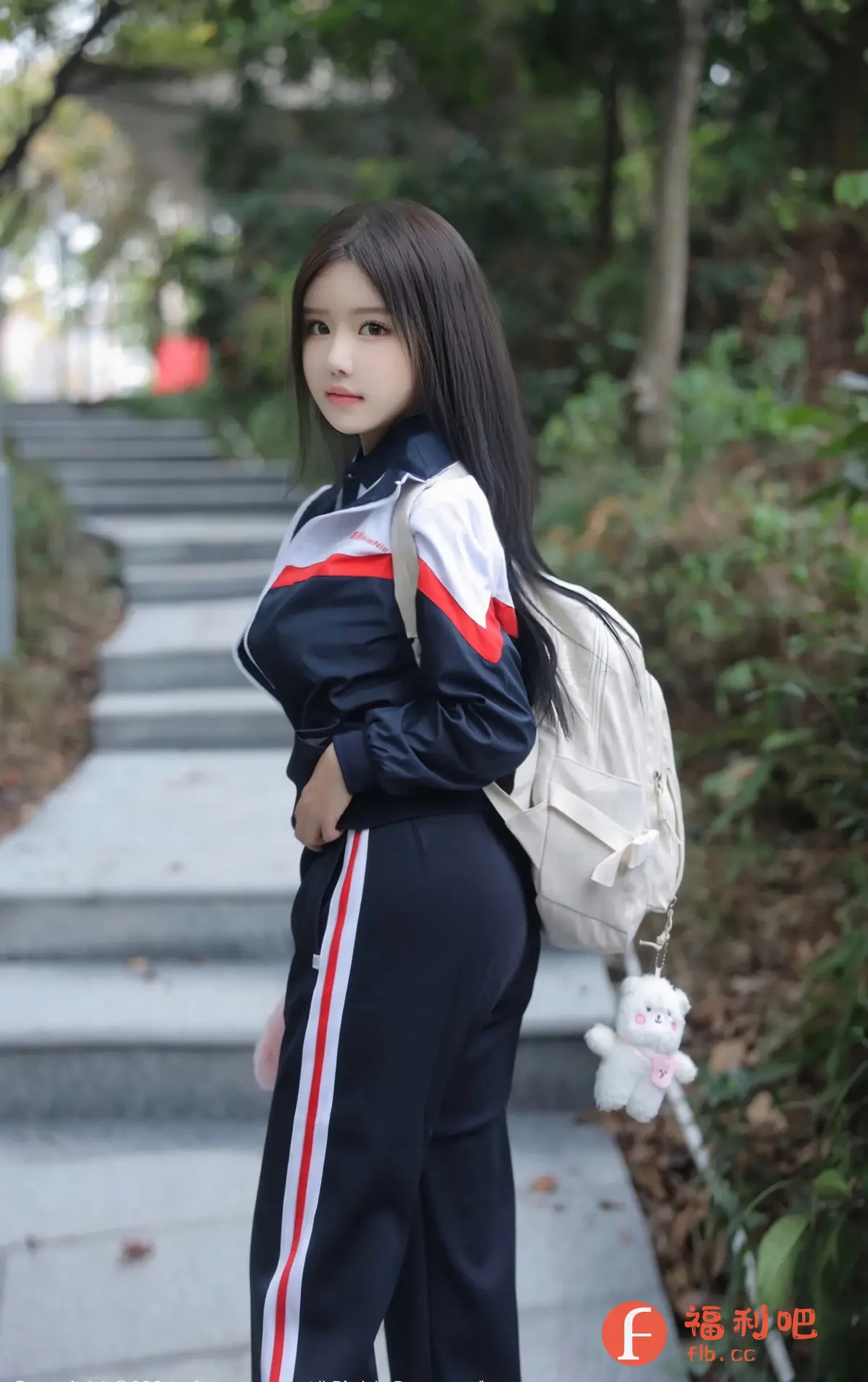 照片中,一位年轻的亚洲女性身穿一套运动风格的校服,站在一个室外的楼梯旁。她拥有一头乌黑亮丽的长发,皮肤白皙,五官精致。她身穿一件深蓝色和白色相间的运动外套,搭配同色系的运动裤,裤子上有一条红白相间的条纹。她的背后背着一个白色的背包,背包上挂着一个可爱的泰迪熊挂件。
楼梯位于一个绿树成荫的环境中,营造出一种清新自然的氛围。她微微侧身,看向镜头,眼神温柔。整体构图简洁,突出了人物的美丽和青春活力。照片的色彩明亮,光线柔和,给人一种舒适和愉悦的感觉。
照片中是一位穿着运动校服的年轻女性站在户外楼梯旁。