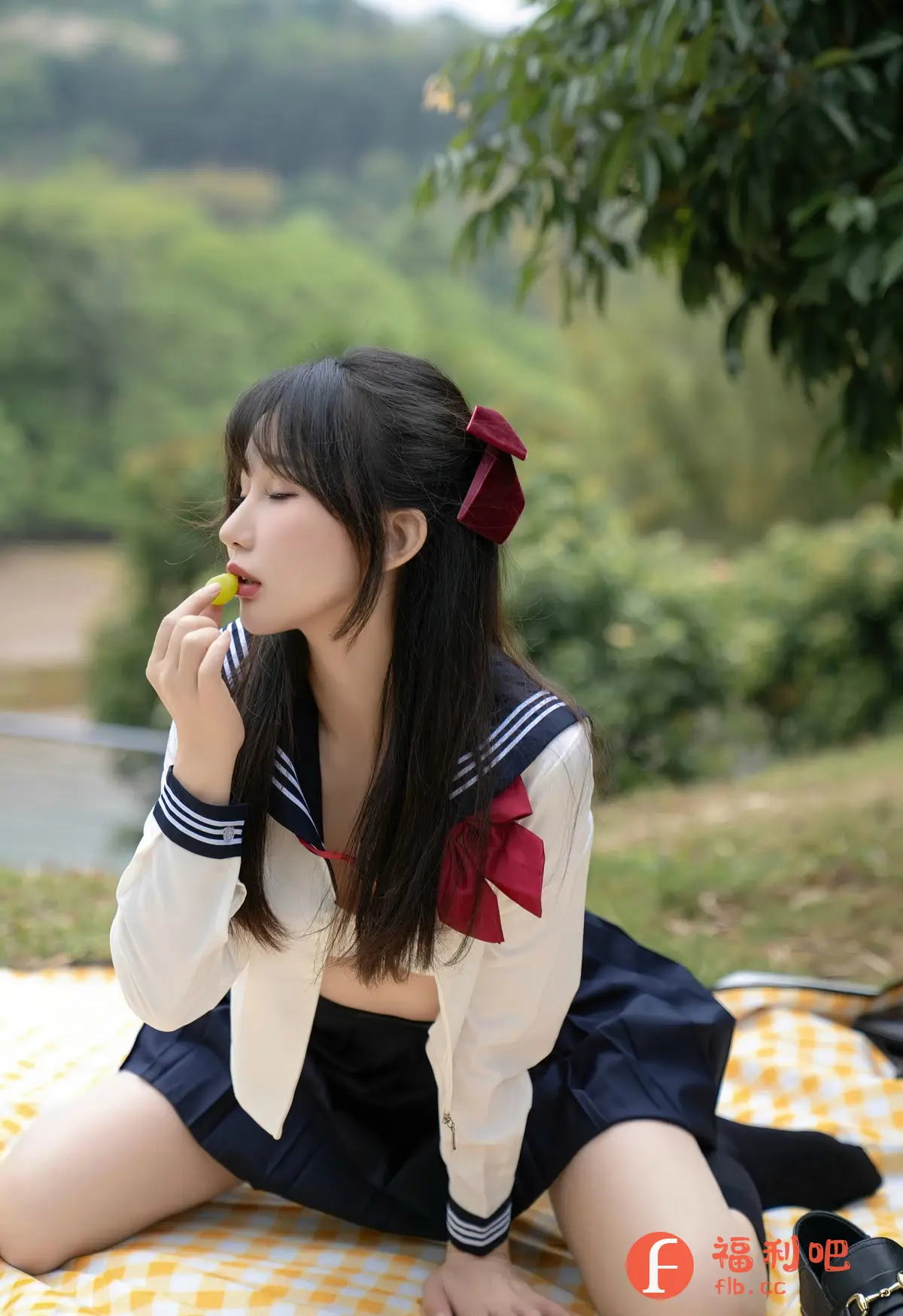 图片中是一位穿着制服的美女,她跪坐在格子野餐垫上,似乎正在享用美食。她身穿一件水手服上衣,搭配深蓝色百褶裙,黑色长发上别着一个红色的蝴蝶结发饰,增添了几分俏皮可爱。背景是郁郁葱葱的树林和远处的山丘,营造出一种轻松愉悦的氛围。美女的姿态自然放松,眼神中带着一丝温柔和宁静,仿佛沉浸在美好的野餐时光中。整体画面清新唯美,展现了少女的青春活力和自然之美。
返回格式:
图片中是一位穿着制服的美女,她跪坐在格子野餐垫上,似乎正在享用美食。她身穿一件水手服上衣,搭配深蓝色百褶裙,黑色长发上别着一个红色的蝴蝶结发饰,增添了几分俏皮可爱。背景是郁郁葱葱的树林和远处的山丘,营造出一种轻松愉悦的氛围。美女的姿态自然放松,眼神中带着一丝温柔和宁静,仿佛沉浸在美好的野餐时光中。整体画面清新唯美,展现了少女的青春活力和自然之美。
