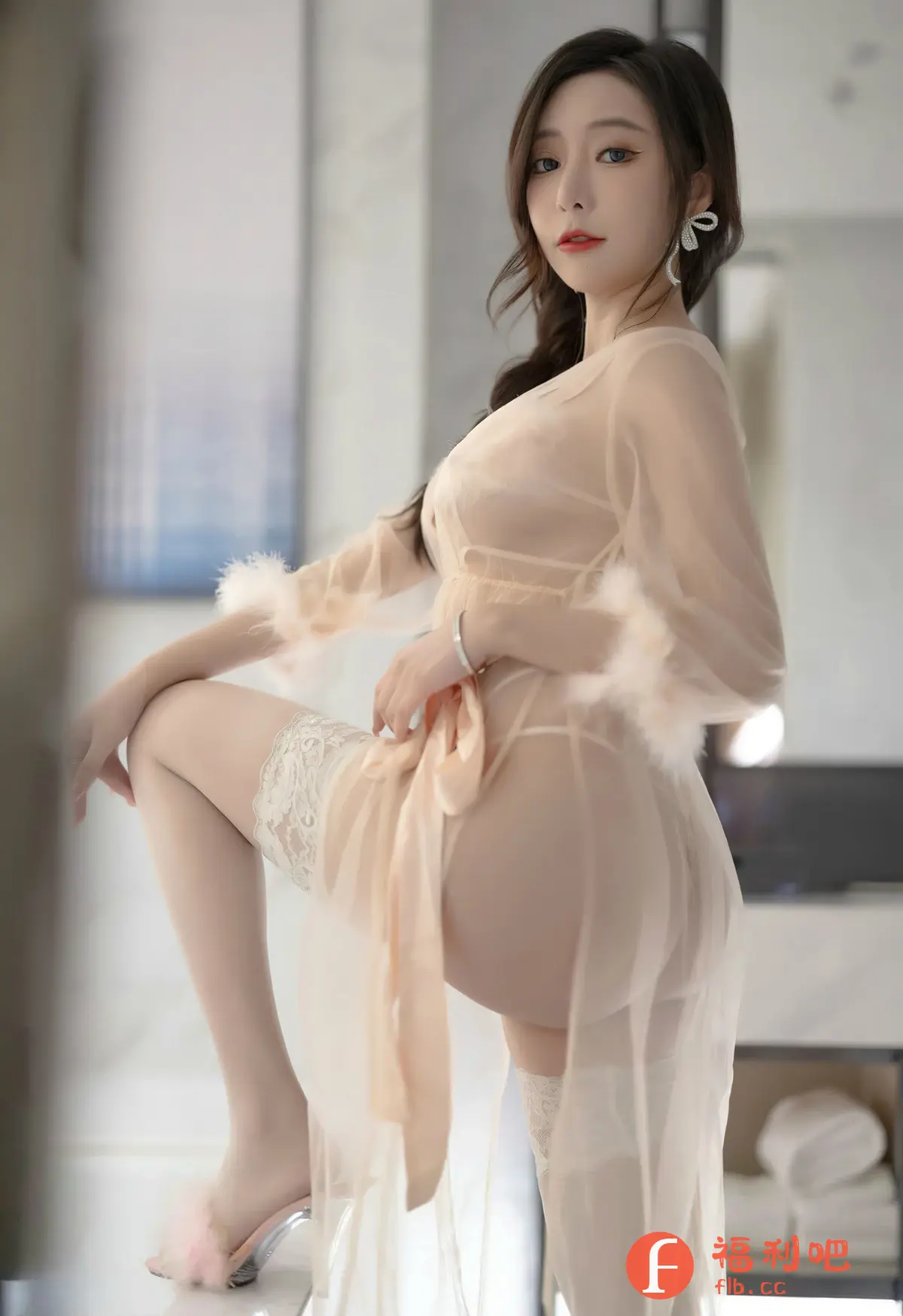 照片展示了一位亚洲美女在私密空间中的性感姿态。她身穿一件轻薄透视的米色睡袍，内衬若隐若现，增添了神秘感。睡袍袖口带有羽毛装饰，更显柔美。美女搭配白色蕾丝长筒袜和带有粉色毛绒装饰的透明高跟凉鞋，细节之处展现出精致品味。她微微侧身，一只手扶在身后的台面上，抬起一条腿，姿态撩人。妆容精致，搭配一对蝴蝶结耳饰，更显甜美。整体画面光线柔和，营造出一种慵懒而诱惑的氛围。背景为简洁的室内环境，更衬托出女性的魅力。