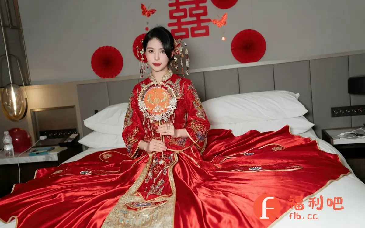 照片中,一位美丽动人的亚洲女性身穿华丽的传统红色中式新娘礼服,端庄地坐在床上。礼服上绣有精美的图案,光泽感十足,裙摆如波浪般铺开,增添了华丽感。她手持一把精致的扇子,扇面上也装饰着刺绣。她的头发挽起,配有传统的发饰,垂坠的流苏更显优雅。背景是简洁的酒店房间,墙上贴着红色的喜字和装饰,营造出喜庆的氛围。整体画面色彩鲜艳,细节丰富,展现了东方新娘的独特魅力。
身穿红色中式新娘礼服的亚洲女性坐在床上,手持扇子,背景为酒店房间,墙上贴着喜字和装饰