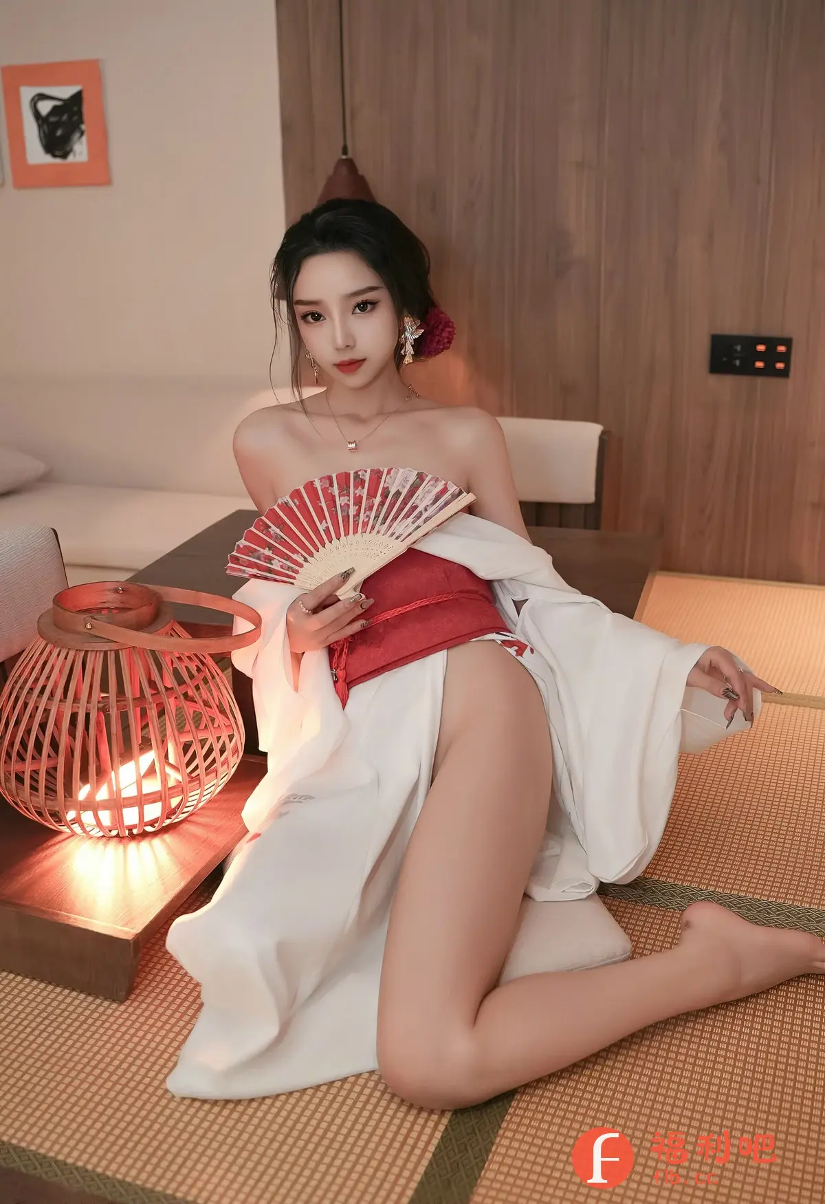 照片中,一位年轻的亚洲女性身着性感的日式浴衣,展示出迷人的魅力。她斜坐在榻榻米上,浴衣敞开,露出优美的腿部线条,给人以无限遐想。她手持红色折扇,遮掩着部分身体,增添了一丝神秘感。她的头发盘起,搭配一朵红花,更显妩媚动人。房间的背景是日式风格的木质墙壁,旁边有一个充满暖色调的木质灯笼,营造出一种温馨而浪漫的氛围。整体照片充满了东方风情,同时又展现了女性的柔美和性感。