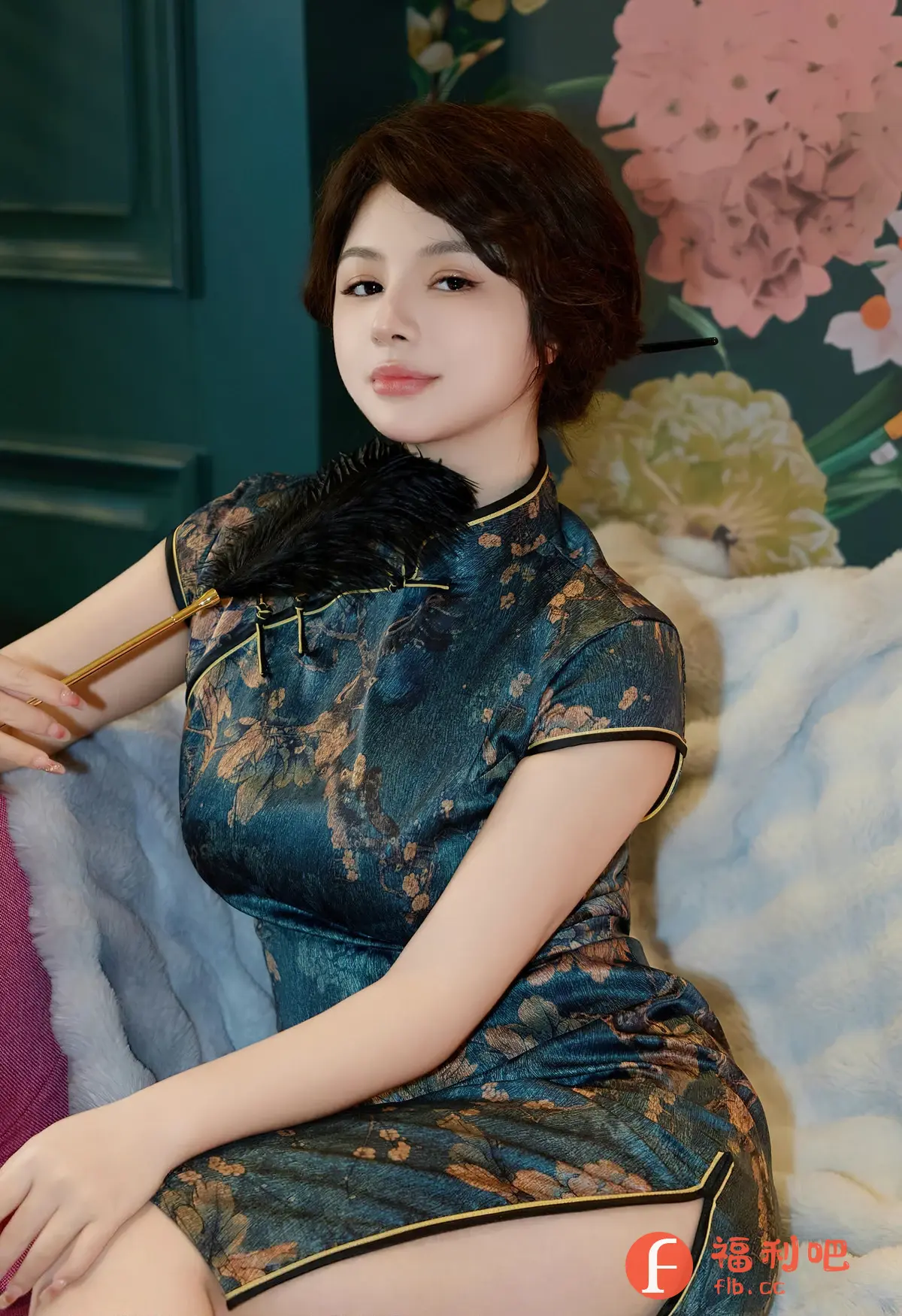 照片中一位穿着修身旗袍的美女坐在柔软的白色沙发上，旗袍的颜色是深蓝色和金色的花纹图案，领口和袖口都用金色的边勾勒，更显精致。她的头发是深棕色的短发，略带复古的卷曲，发髻上别着一根黑色的发簪。她手持一把黑色的羽毛扇，增添了几分神秘和优雅。美女的妆容精致，皮肤白皙，红唇微启，眼神温柔，充满了东方女性的韵味。背景是绿色的墙面和带有花卉图案的壁纸，营造出一种古典而温馨的氛围。整张照片的构图和色彩都非常协调，展现了美女的魅力和气质。

识别内容：美女，旗袍，沙发，羽毛扇，发簪，写真，古典，东方韵味。