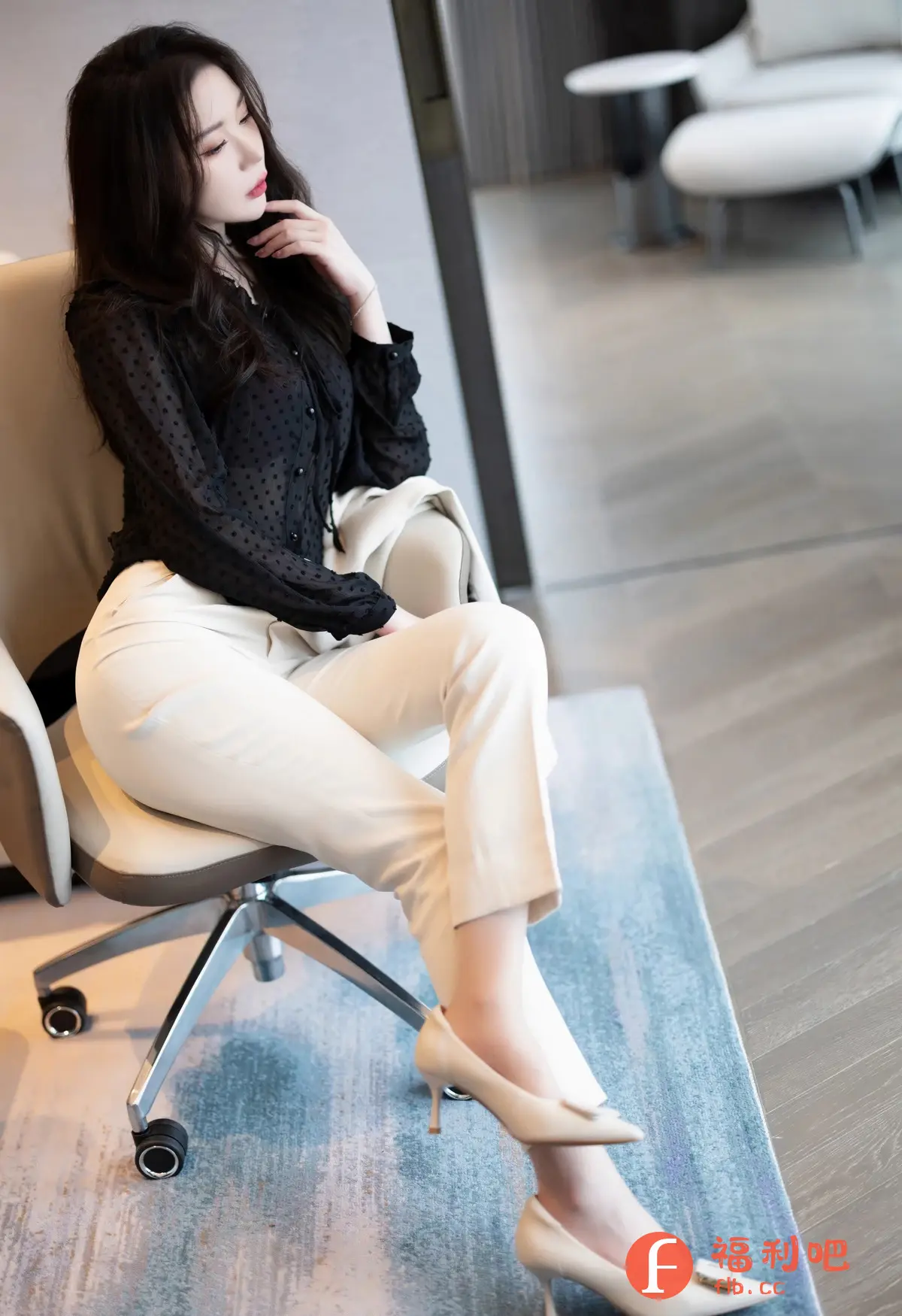 这是一张室内拍摄的美女私房写真,画面主要展现了一位年轻女性的优雅姿态。她坐在一个现代风格的办公椅上,椅子是米色与棕色的组合,搭配银色的金属底座。美女身穿一件黑色的薄纱衬衫,上面有细小的波点图案,搭配一条米色的修身长裤,显得干练而时尚。脚上则穿着一双同色系的高跟鞋,更显身材修长。
她的姿势是侧身坐着,一只手轻轻地放在脸颊旁,眼神略带忧郁,仿佛在沉思。整个画面的色调柔和,光线分布均匀,营造出一种宁静而私密的气氛。背景中有模糊的家具,表明这是在一个室内空间。从整体的服装和姿态来看,这张照片可能想表达一种都市女性的知性美和独立自主的形象。