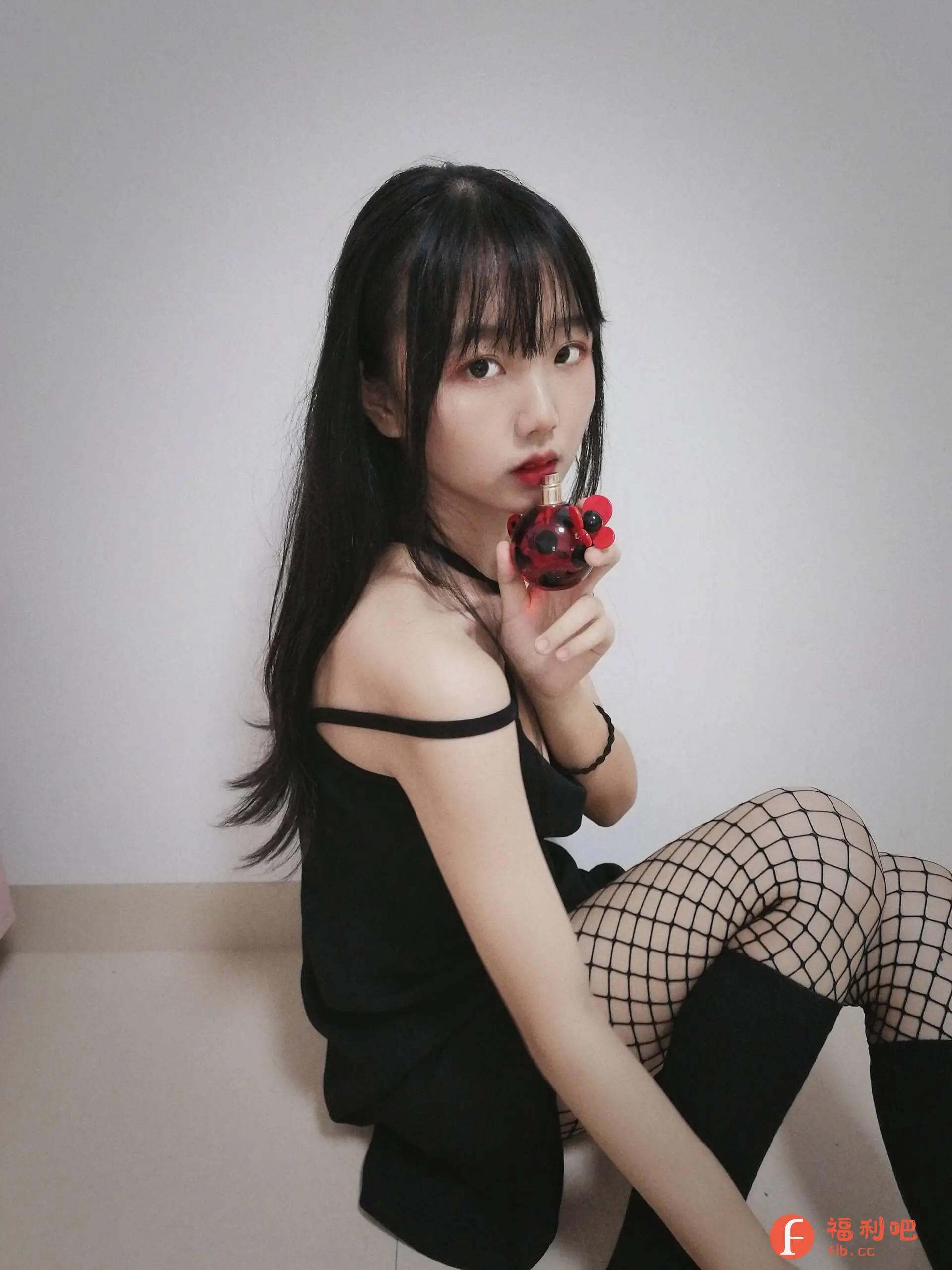 描述:这位美女身穿黑色吊带裙搭配性感鱼网袜,脚踩黑色长筒靴,整体造型性感又不失个性。她斜坐在地板上,背景是简洁的白色墙面,更突显了她的美丽。美女手里拿着一瓶红色花朵造型的香水,姿势优雅,眼神妩媚,红唇更是增添了一丝诱惑。这张照片可能是某宝的买家秀,展示了服装和香水的搭配效果,吸引了众多关注。照片的整体色调偏暗,营造了一种神秘而又性感的氛围,让人忍不住想要多看几眼。 这位美女的身材很好,衣服也很好看。