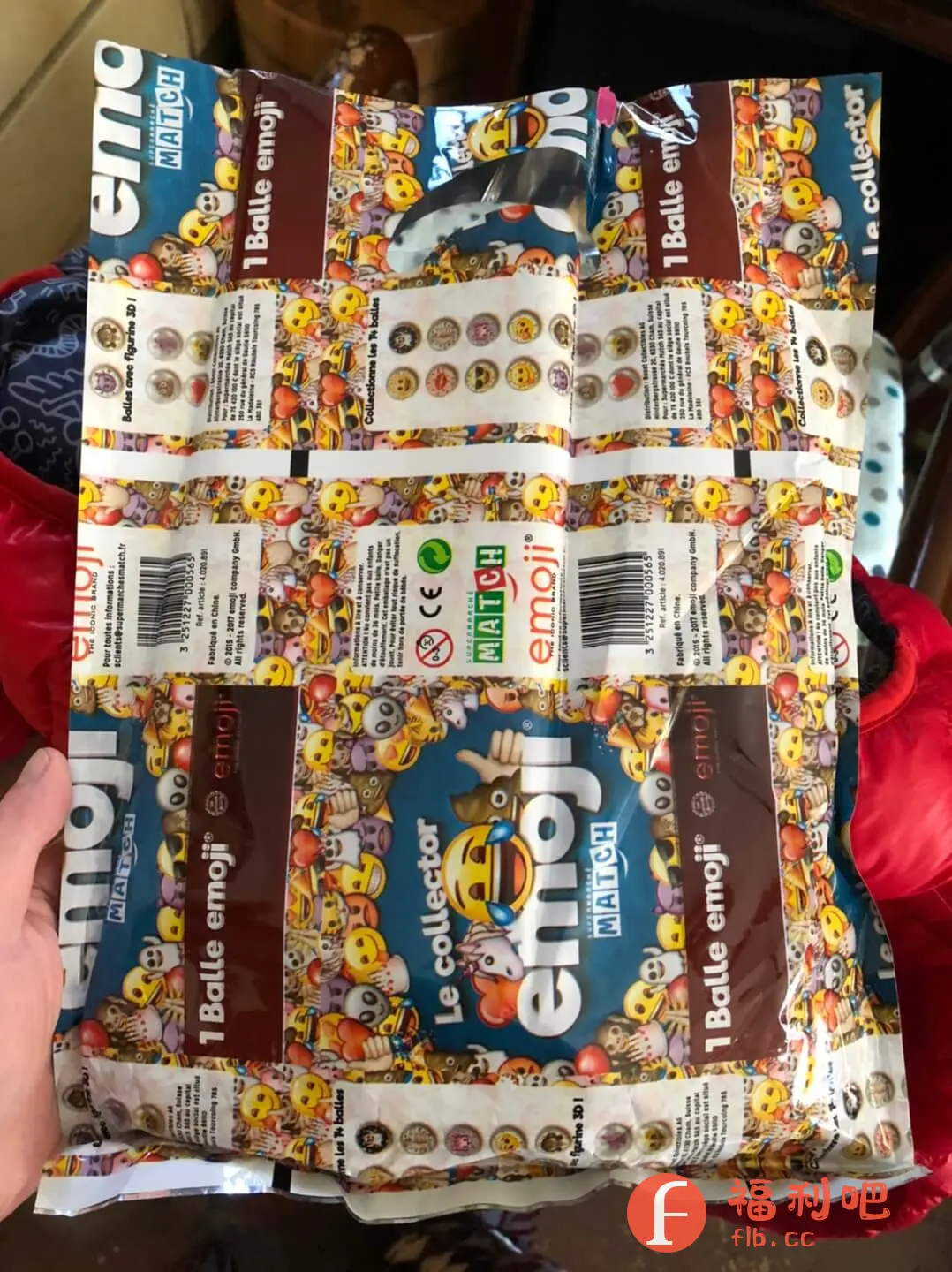 描述:这张图片展示了一大包“emoji Match”系列的玩具,包装上充满了各种可爱的emoji表情图案,非常吸引眼球。包装上有“1 Balle emoji”的字样,表明里面包含一个emoji球。此外,包装还宣传了“Le collector”,意味着这是一个收藏系列。包装背面印有详细的产品信息,包括制造商、产地、条形码等。整体来看,这个产品充满了童趣,让人想起小时候收集玩具的热情。包装的设计也充分利用了emoji的流行元素,使其更具吸引力。