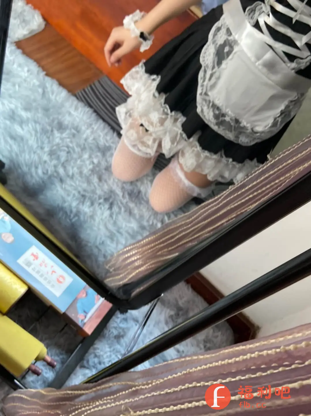 描述:穿着惹火的女仆装,娇嫩的肌肤在蕾丝的装点下若隐若现,甜美的气息简直让人欲罢不能。蓬松的裙摆下,是那双被粉色渔网袜包裹的修长美腿,脚踝处一圈圈蕾丝花边,更显妩媚动人。如此诱人的装扮,是否让你心跳加速,想要一探究竟?让我来满足你的好奇心,带你走进这充满幻想的甜蜜梦境。