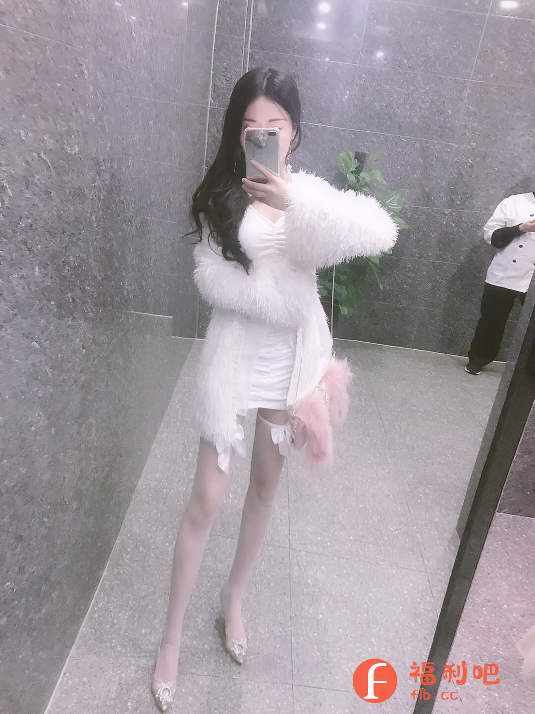 这位美女的买家秀真是太吸睛了!她身穿一袭白色紧身连衣裙,完美展现了她的身材曲线。外搭一件毛茸茸的白色外套,瞬间增添了时尚感和高级感。最让人眼前一亮的是她搭配的白色丝袜和镶钻高跟鞋,细节之处尽显精致。粉色的毛毛包包则为整体造型增添了一丝甜美气息。美女对着镜子自拍,背景看起来像是在电梯里,整体光线柔和,营造出一种梦幻般的感觉。这身穿搭无论是出席派对还是日常出街,都能让你成为人群中的焦点。如果你也想拥有如此迷人的魅力,不妨尝试一下类似的搭配吧!快来get同款,你也能成为时尚达人!