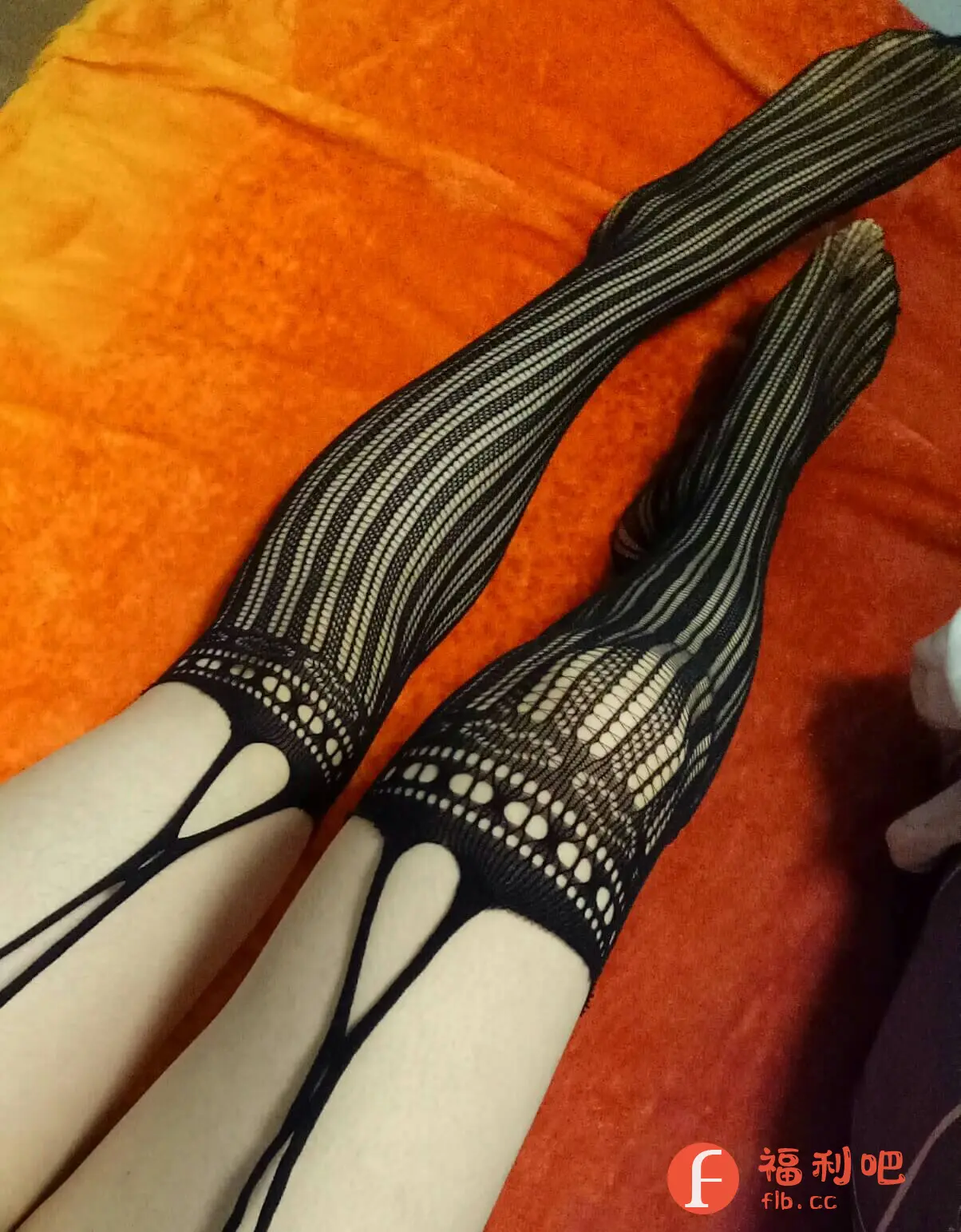 描述:这张照片展示了一双穿着黑色条纹长筒袜的美腿,袜子设计独特,带有镂空和吊袜带的元素,增添了性感和时尚感。背景是橙色的床单,色彩对比鲜明,突出了腿部和袜子的细节。整体风格偏向性感和个性,适合喜欢时尚穿搭的女性。
穿着黑色条纹长筒袜的美腿,袜子设计独特,带有镂空和吊袜带的元素,橙色的床单作为背景。