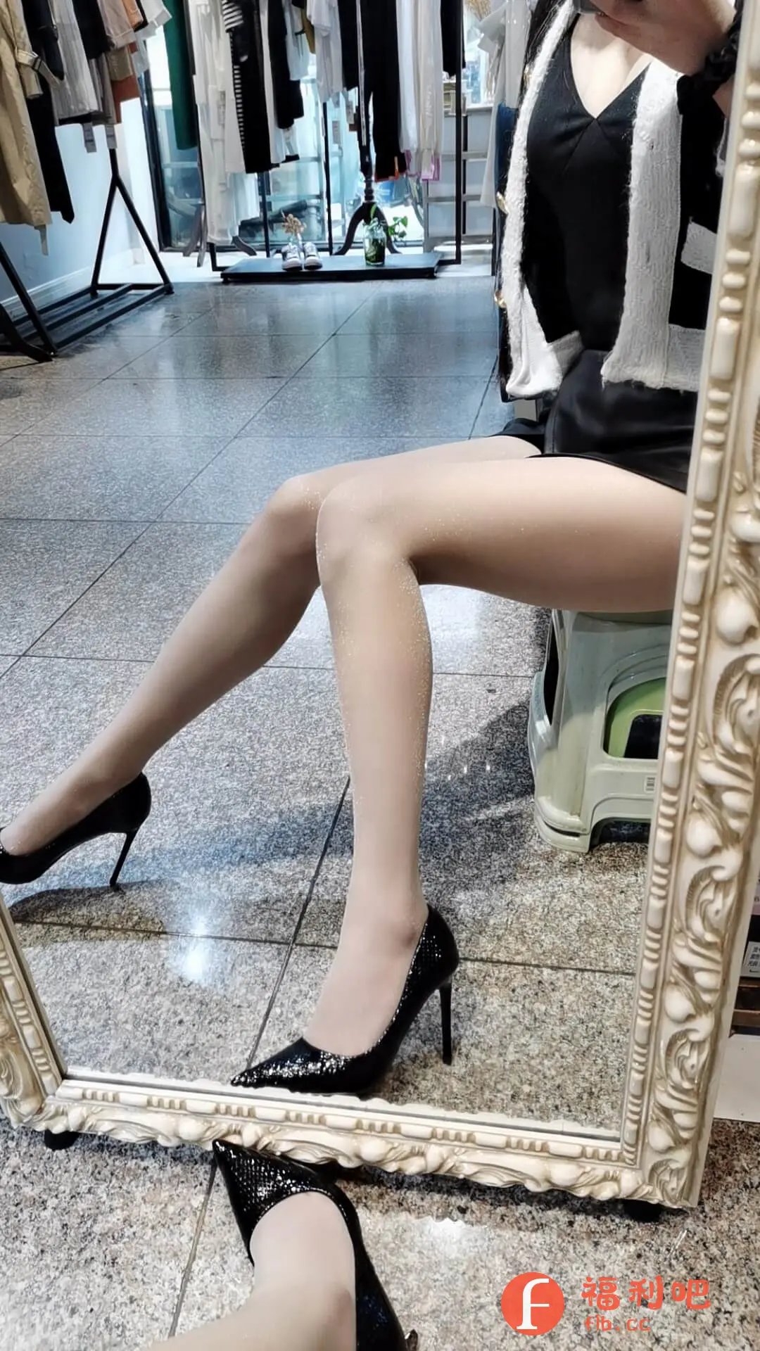 一位穿着黑色短裤和黑白条纹外套的女士,坐在一个绿色的小凳子上,展示着她的时尚穿搭。她穿着一双亮闪闪的丝袜,搭配一双黑色高跟鞋,鞋子表面有类似蛇皮的纹路,鞋头尖尖的。女士的腿部线条优美,丝袜上的闪光点增加了亮点。她面前有一个复古风格的镜子,镜子中也反射出她的腿和鞋子的影像,营造了一种对称的美感。背景是一家服装店,挂满了各式各样的服装,整体画面时尚感十足,很有购买欲。这可能是某位买家在淘宝上分享的买家秀,展示自己的穿搭心得,吸引更多人购买同款服装和配饰。
一位穿着黑色短裤和黑白条纹外套的女士,坐在一个绿色的小凳子上,展示着她的时尚穿搭。她穿着一双亮闪闪的丝袜,搭配一双黑色高跟鞋,鞋子表面有类似蛇皮的纹路,鞋头尖尖的。女士的腿部线条优美,丝袜上的闪光点增加了亮点。她面前有一个复古风格的镜子,镜子中也反射出她的腿和鞋子的影像,营造了一种对称的美感。背景是一家服装店,挂满了各式各样的服装,整体画面时尚感十足,很有购买欲。这可能是某位买家在淘宝上分享的买家秀,展示自己的穿搭心得,吸引更多人购买同款服装和配饰。