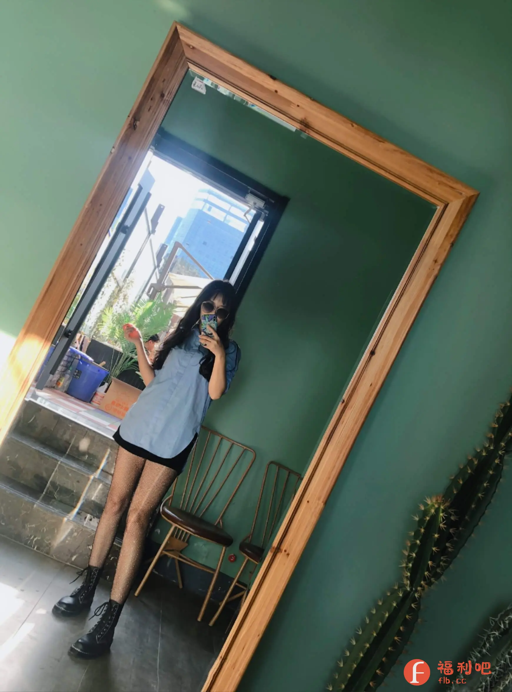 描述:这位美女的买家秀展示了一件宽松的浅蓝色衬衫裙搭配黑色短裙和亮片渔网袜,脚穿一双黑色马丁靴,整体造型时尚个性,透着一丝酷酷的风格。她站在一面大镜子前自拍,镜子里映衬出户外的场景,可以看到楼房、植物和楼梯。身后的墙面是绿色的,旁边还有一株高大的仙人掌植物,整个环境很有特色。这身搭配既休闲又性感,适合喜欢追求潮流的年轻女性。宽松的衬衫裙舒适自在,而亮片渔网袜又增添了一丝亮点和性感,马丁靴则显得帅气干练,完美融合了多种风格,展示了美女独特的时尚品味。如果在购物网站上看到这样的买家秀,相信很多买家都会被吸引,想要尝试一下这种风格。