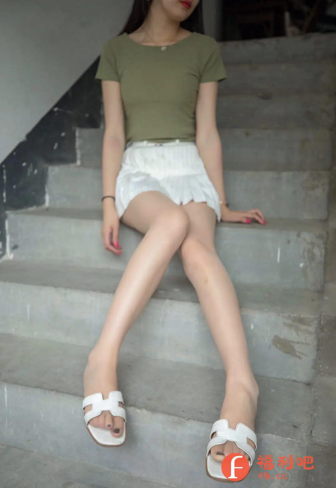 这张照片展示了一位穿着时尚的年轻女性,她坐在水泥台阶上,姿态优雅而随意。她上身穿着一件橄榄绿色的紧身短袖T恤,完美勾勒出她的身材曲线。下身搭配一条白色百褶短裙,显得清新活泼,更突显了她修长的双腿。脚上穿着一双白色凉拖,简约时尚。整个造型简单却不失精致,展现了她的好品味。
照片的光线柔和,背景是普通的楼梯,更突出了人物本身。她的指甲涂着亮丽的粉色指甲油,增添了一丝俏皮感。整体给人一种青春、休闲的感觉,非常适合日常穿搭,无论是逛街还是约会都很适合。这件衣服很适合夏天,透气舒适,而且搭配起来非常方便。白色短裙更是夏日必备单品,可以搭配各种上衣,打造不同的风格。白色凉拖也是非常百搭,无论是搭配裙子还是裤子都非常适合。