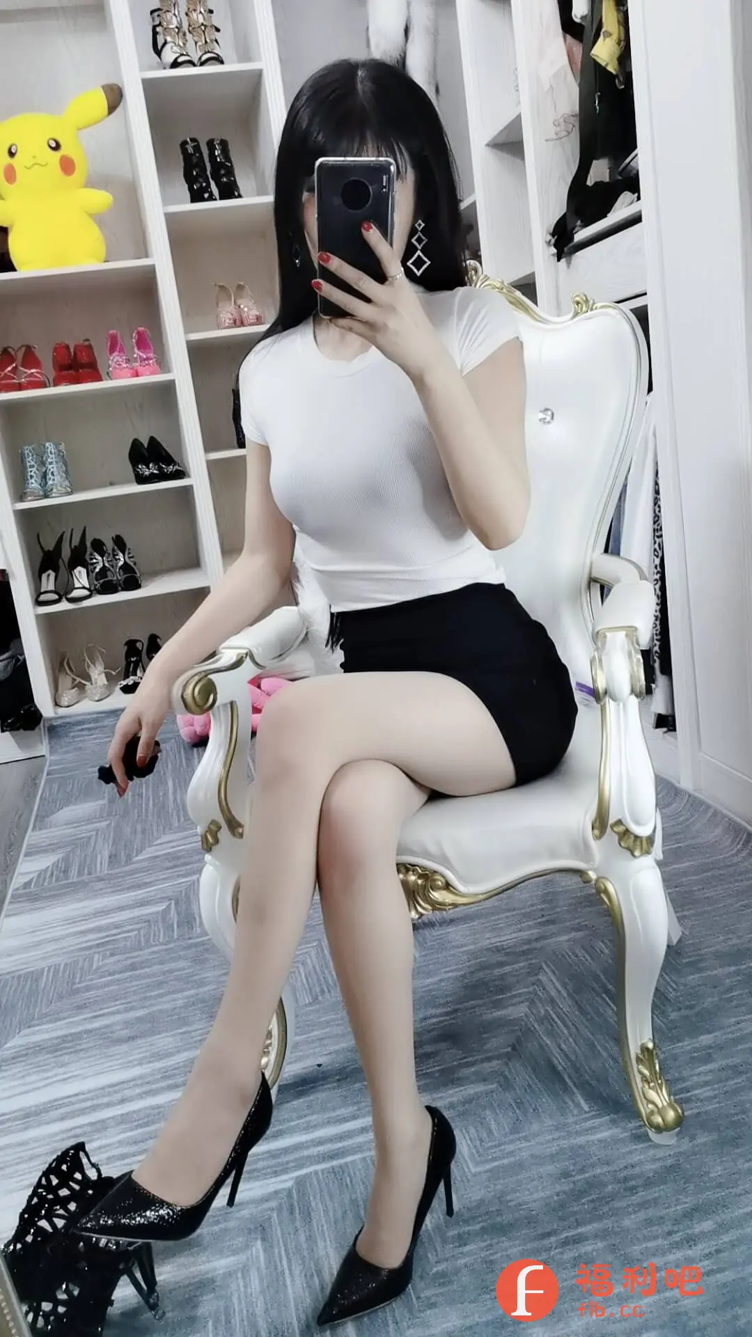这位美女穿着时尚,在鞋柜前拍照,秀出自己的穿搭风格。她身穿一件白色紧身短袖,搭配黑色短裙,简约又不失性感。脚上穿着黑色高跟鞋,更显腿部修长。她坐在白色雕花椅上,姿态优雅,增添了几分高贵气质。背景中的鞋柜摆满了各式各样的鞋子,可见她对鞋子的喜爱。鞋柜上还有一个可爱的皮卡丘玩偶,增添了一丝童趣。整体造型时尚大方,凸显了她的好身材和品味。照片色彩明亮,细节精致,充分展现了她对时尚的敏锐度和自信。这身搭配既适合日常休闲,也适合约会或参加派对,是一款非常实用的穿搭选择。