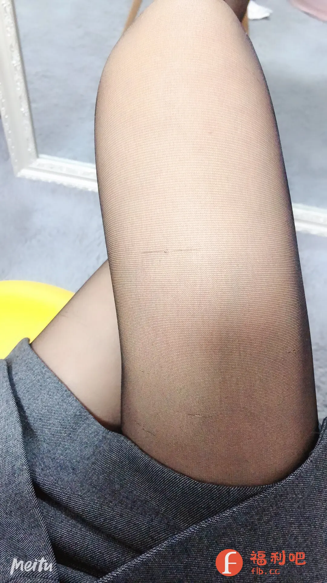 描述:这张图片展示了一双穿着黑色丝袜的美腿,腿部交叉叠放,展现出优雅和性感。丝袜的材质细腻,透出淡淡的光泽,更显腿部线条的流畅。搭配一件深灰色的裙子,整体风格简约而时尚。背景中隐约可见一面镜子和黄色的物件,增添了画面的层次感。图片构图巧妙,重点突出,适合用来展示丝袜或裙子的质感和穿着效果。整体给人一种精致、自信的感觉,很容易吸引女性消费者的目光。