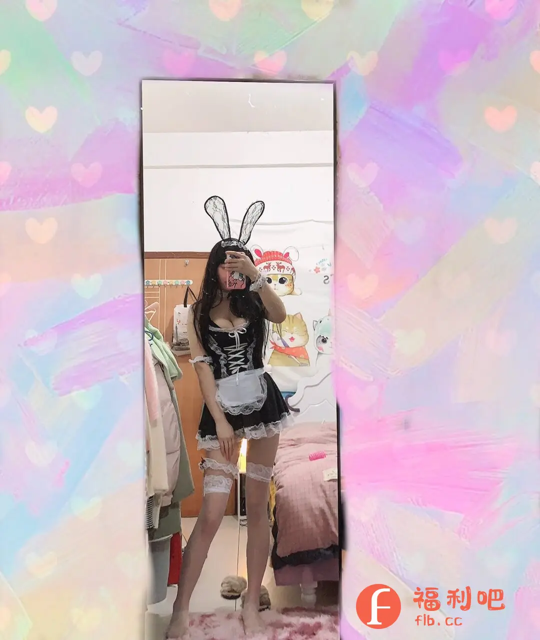 描述:一位身材姣好的年轻女性,对着镜子自拍,展示着她穿的可爱女仆装。她头戴兔耳朵发箍,长发披肩,身穿黑白相间的女仆装,搭配白色蕾丝花边的长筒袜,整体装扮甜美性感。她站在房间里的镜子前,拿着手机遮住部分脸,摆出俏皮的姿势。背景是粉色系的墙壁,上面贴着可爱的卡通图案,旁边还挂着一些衣物。地毯和床铺都透露出温馨的生活气息。整体照片风格活泼,展示了年轻女性的自信和美丽。这可能是一张在网购平台分享的买家秀,展现了服装的上身效果,也体现了个人风格。