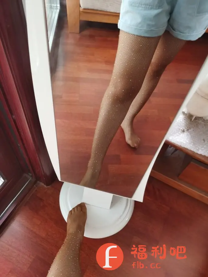 描述:照片中展示了一位女士穿着闪亮网袜的腿部和脚部。女士穿着牛仔短裤,腿上穿着肉色或浅棕色的网眼丝袜,上面点缀着许多小小的闪光亮点,增加了时尚感。
照片拍摄的角度是从上往下,可以清晰地看到木质地板和一面立式穿衣镜。镜子反射出了女士腿部的镜像,形成了一种对称的美感。
整体光线充足,细节清晰可见,很好地展现了网袜的质感和闪光亮点。
地面是一面大镜子,能够拍摄到整体的穿搭效果,方便展示商品。
这张照片很可能是某个购物平台的买家秀,旨在展示网袜的穿搭效果和商品质量。
照片中展示了一位女士穿着闪亮网袜的腿部和脚部。女士穿着牛仔短裤,腿上穿着肉色或浅棕色的网眼丝袜,上面点缀着许多小小的闪光亮点,增加了时尚感。
照片拍摄的角度是从上往下,可以清晰地看到木质地板和一面立式穿衣镜。镜子反射出了女士腿部的镜像,形成了一种对称的美感。
整体光线充足,细节清晰可见,很好地展现了网袜的质感和闪光亮点。
地面是一面大镜子,能够拍摄到整体的穿搭效果,方便展示商品。
这张照片很可能是某个购物平台的买家秀,旨在展示网袜的穿搭效果和商品质量。