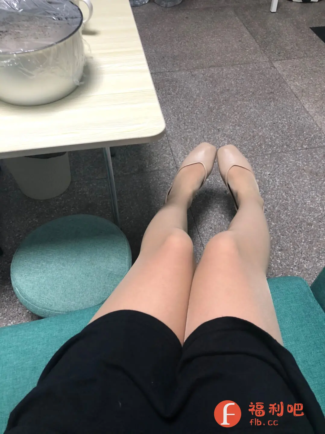 描述:这张图片展示了一位女性的穿搭,从视角来看,应该是她自己拍摄的买家秀照片。她身穿一件黑色短裙,搭配肉色丝袜和一双裸色平底单鞋。整体造型简约大方,适合日常通勤或者休闲场合。
她的腿型看起来比较匀称,肉色丝袜让腿部线条更加柔和。裸色平底鞋舒适百搭,与丝袜的颜色也很协调,给人一种温婉知性的感觉。
从背景来看,拍摄地点可能是在办公室或者家里的某个角落。桌子上放着一个带有塑料薄膜包裹的容器,旁边还有一个圆形的凳子,整体环境比较简单朴素。
总的来说,这张买家秀图片展示了一套简约舒适的穿搭,同时也展现了女性优雅知性的一面,能给其他买家提供一些搭配灵感。