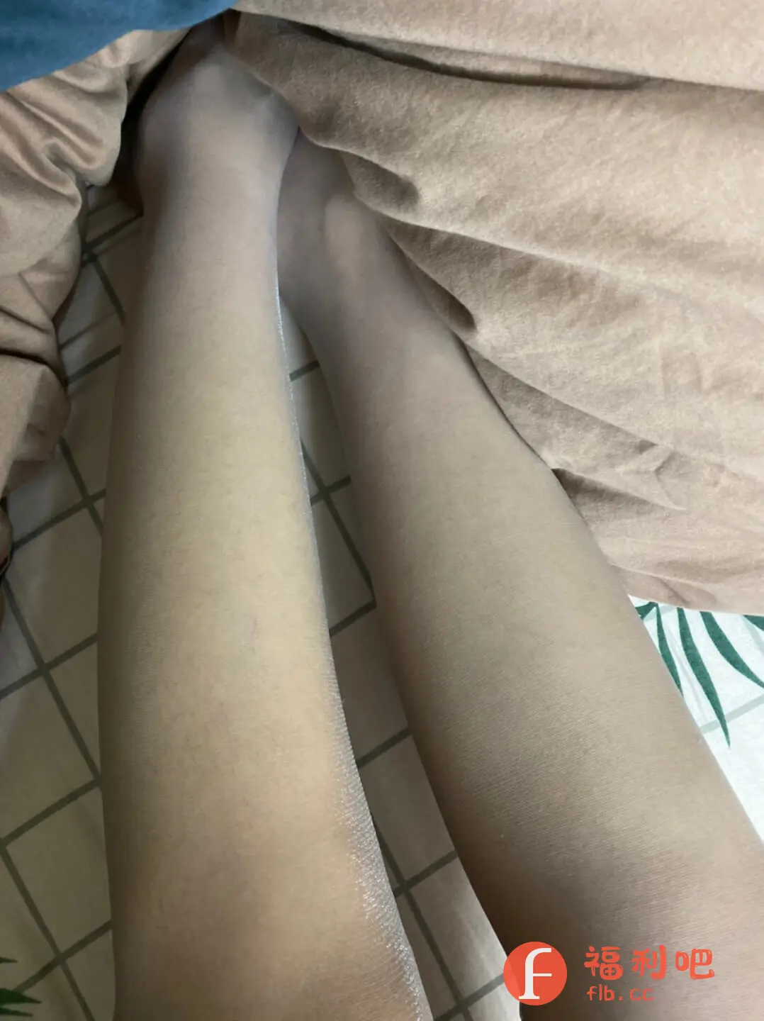 描述:这张买家秀展示了一双穿着丝袜的美腿。从图片来看,美女躺在床上,盖着被子,露出了穿着丝袜的双腿。丝袜的颜色比较自然,贴合肤色,显得双腿更加修长和纤细。整体画面给人一种慵懒、舒适的感觉,同时也展现了女性的柔美。床单的格子图案和被子的颜色也为画面增添了一些细节。这张图片可能是在展示丝袜的穿着效果,吸引其他买家购买。照片的角度和光线都处理得不错,更好地突出了丝袜的质感和美感。