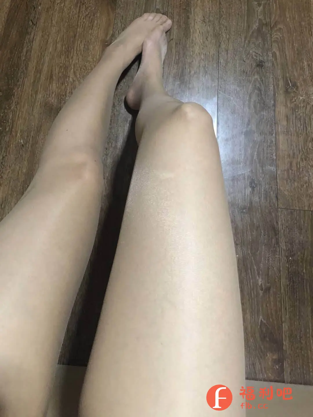 这张照片展示了一双穿着丝袜的美腿,腿部线条流畅,肤色均匀,展现了女性的柔美气质。丝袜材质轻薄透气,提升了腿部的光泽感,同时也增添了一丝神秘感。背景是木质地板,纹理清晰可见,与腿部的柔滑形成对比,增强了视觉效果。整体画面简洁干净,突出了腿部的美感,可以用于展示丝袜的穿着效果,吸引潜在买家。这张买家秀真实地展现了丝袜的上身效果,让其他消费者可以更直观地了解产品,对购买决策起到积极的参考作用。