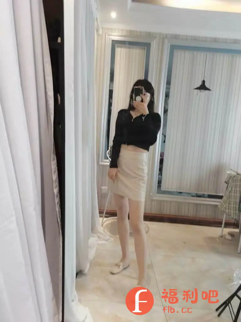 好的,这是针对您提供的图片所做的描述:
这位美女身穿黑色短款针织衫,搭配米色高腰短裙,显得身材比例非常完美。她站在落地镜前,手拿手机自拍,展示了这套搭配的整体效果。米色系的平底单鞋,增添了几分温柔感。从背景来看,可能是在家中或者服装店的试衣间。整体风格简约时尚,适合日常休闲或者约会穿着,能够凸显女性的优雅气质。 这位美女的买家秀展示,给其他买家提供了很好的穿搭参考,让人对这件衣服的质感和上身效果有了更直观的了解。