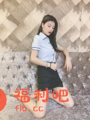 描述:照片中的美女身穿一套清新的蓝色衬衫和黑色短裙套装,展现出职场女性的干练与优雅。衬衫的简洁设计搭配黑色滚边,细节处更显精致。短裙的长度恰到好处,勾勒出修长的腿部线条。她随意地跪坐在柔软的沙发上,姿态慵懒而迷人。沙发采用绒面材质,质感十足,背景墙则采用几何图案装饰,简约而不失时尚感。整体色调柔和,营造出一种温馨舒适的氛围。美女妆容精致,红唇亮眼,更增添了几分妩媚。这套服装既适合职场穿着,又适合日常休闲,彰显了现代女性独立自信的魅力。