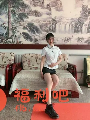 一位年轻的亚洲女性,穿着一套时尚的制服套装,正在展示她的穿搭效果。她上身穿一件白色短袖衬衫,带有黑色镶边,下身搭配一条黑色短裙,脚上穿着一双黑色系带靴子。她站在一个红色的垫子上,背景是一张传统的中国山水画,画作下方是一张带有图案的沙发。她的表情自然放松,一只手放在腹部,姿势略带俏皮感。整体照片光线充足,色彩明亮,展现了年轻女性的活力和自信。这可能是一张来自购物平台的买家秀照片,用户分享了自己的购物体验和穿搭心得。