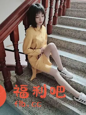 一位年轻貌美的亚洲女性坐在楼梯上,展示着她的黄色连衣裙。她穿着白色运动鞋,长发披肩,刘海整齐。连衣裙款式简约时尚,质地轻盈,非常适合春秋季节穿着。楼梯是浅色的,带有大理石纹路,背景是红棕色的楼梯扶手,整体画面清新自然。这张照片很可能是购物网站上的买家秀,用于展示服装的穿着效果和搭配灵感。模特姿态自然放松,表情恬静,凸显了连衣裙的舒适度和美观性,能够吸引潜在买家的目光,让他们对这款服装产生兴趣。