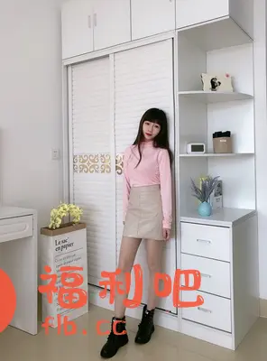 这位美女展示了一套时尚的穿搭。她身穿一件粉色的高领长袖上衣,搭配一条米色的皮质短裙,脚上穿着一双黑色工装靴。整体造型甜美又带有一丝酷感,非常适合年轻女性。背景是一个简约风格的白色衣柜,旁边还摆放着一个印有法文字样的纸袋。整个画面清新自然,展示了买家的好身材和时尚品味。可以看出她对这件衣服非常满意,并迫不及待地分享了自己的穿搭心得。这件衣服不仅款式新颖,而且穿着舒适,无论是日常休闲还是约会逛街都非常合适。