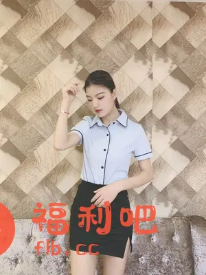 描述:这位美女的买家秀展示了一套时尚的职业装。她身穿一件浅蓝色短袖衬衫,黑色的线条勾勒出领口和袖口,简约又不失设计感。衬衫的纽扣也是黑色,与整体风格相协调。下身搭配一条黑色包臀裙,裙子的长度适中,能够很好地展现她的身材曲线,裙子的侧边开叉设计,增加了一丝性感和时尚感。美女的发型简单利落,妆容精致,整体造型显得干练而优雅。她站在一个装饰着棕色方块图案的墙壁前,背景还有一张灰色的沙发,看起来是在一个比较时尚的房间里。这套衣服很适合职场女性,能够展现出她们的专业和自信。