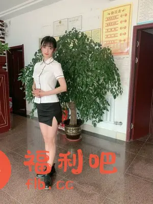 描述:一位年轻的亚洲女性站在室内,背景是一颗茂盛的盆栽植物和墙上的证书或公告栏。她穿着一件白色短袖衬衫,黑色短裙,搭配黑色短靴。衬衫的领口和袖口有黑色镶边,裙子一侧有开叉设计。她双手合拢,姿态端庄,面带微笑,看起来自信而专业。整体风格偏向学院风或制服风,适合职场或日常穿着。房间的地面是棕色瓷砖,光线充足,营造出干净明亮的环境。这应该是一张买家秀照片,展示了服装的穿着效果。