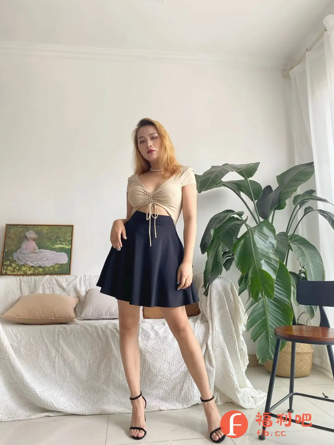 这位美女在室内展示了一套时尚的穿搭。她身穿一件米色的短款上衣,上衣中间有抽绳设计,显得青春活泼。下身搭配一条黑色A字短裙,能够很好地修饰身材比例,显得腿部更加修长。脚上穿着一双黑色高跟凉鞋,更显优雅气质。背景是一个简约的客厅,沙发上摆放着几个抱枕,墙上挂着一幅油画,旁边还有一盆绿植,整体环境温馨舒适,衬托出美女的时尚品味。这套穿搭非常适合日常休闲或者约会,既时尚又显身材,相信会吸引很多年轻女性的目光。