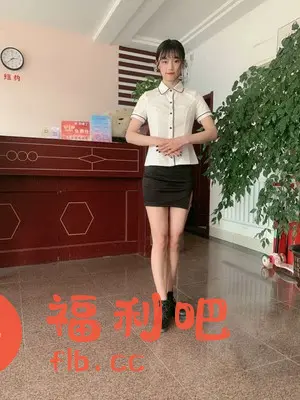 这位女士穿着一套黑白相间的职业套装,看起来非常干练。上身是一件白色短袖衬衫,领口和袖口都带有黑色线条装饰,纽扣也是黑色,整体设计简约时尚。下身搭配一条黑色超短裙,展露出修长的腿部线条。脚上穿的是一双黑色皮靴,更增添了一丝硬朗的感觉。她的头发整齐地梳着,露出精致的五官,看起来非常清纯。背景是室内的环境,有一个棕色的柜台和一些绿色的植物,可能是某个店铺或者办公室的场景。整体来看,这是一张不错的买家秀照片,展示了服装的款式和穿着效果,也展现了模特的个人魅力。
