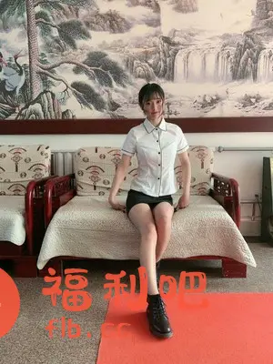 描述:照片中是一位年轻的亚洲女性,她坐在一个棕色的木质沙发上。沙发铺着带有扇形图案的米色垫子。她穿着一件白色短袖衬衫,搭配一条黑色短裙,脚上穿着一双黑色马丁靴。她的头发是黑色的,剪成齐刘海,自然地垂落在脸庞。背景墙上挂着一幅巨大的山水画,画中有树木、山峰和瀑布等元素,色彩淡雅,具有浓厚的中国风。地板上铺着一块红色的垫子,为整个画面增添了一抹亮色。整体来看,这是一张比较随意的买家秀照片,展现了服装的穿着效果,也透露出家居环境的一些信息。