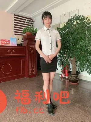 好的,没问题。
图片展示了一位年轻的亚洲女性,她穿着一套干练的职业装。上身是一件白色短袖衬衫,黑色滚边勾勒出领口和袖口,搭配黑色纽扣,显得简洁大方。下身则是一条黑色包臀短裙,展现了她修长的腿部线条。脚上穿了一双黑色系带皮鞋,整体造型既专业又不失时尚感。她站在一个看起来像是酒店或者办公场所的大厅里,背景中有前台、盆栽和墙上的装饰,环境整洁明亮。她的表情自然,姿态优雅,自信地展示着这套服装的上身效果,给人一种亲切友好的感觉。可以看出这是一张某宝买家秀的照片,旨在展示服装的实际穿着效果和质感,给其他潜在买家提供参考。