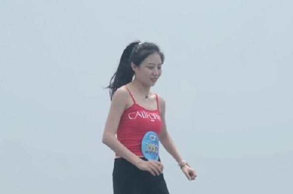 红色吊带黑色紧身裤美女勇敢拼搏