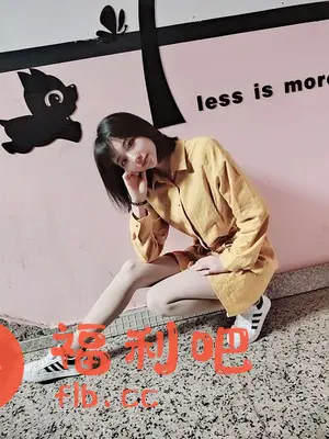 这位美女展示了一套休闲时尚的穿搭。她身穿一件姜黄色衬衫式连衣裙,搭配白色运动鞋,显得青春活力。连衣裙的宽松版型舒适自在,腰间系带设计凸显腰身,更显身材比例。搭配的白色运动鞋是经典款式,简约大方,与整体造型相得益彰。照片背景是卡通图案墙,增添了趣味性。整体风格清新自然,展现了轻松随性的时尚态度。这套穿搭适合日常休闲场合,也适合拍照打卡,是追求舒适和时尚的女性不错的选择。