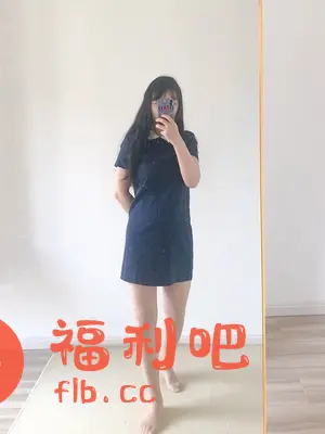 一位年轻女性站在镜子前展示她新买的连衣裙。她穿着一件深蓝色的短袖连衣裙,领口是白色的,显得清新而有活力。她长长的黑色头发自然垂落,一只手拿着手机正在自拍。连衣裙的长度刚好到膝盖以上,露出了穿着肉色丝袜的双腿。背景是白色的墙壁和浅色的地板,整体风格简约干净。这可能是一张买家秀,展示了连衣裙的上身效果,同时也透露出一种自信和青春的气息。这张照片清晰地呈现了连衣裙的款式和颜色,可以帮助其他买家更好地了解这件衣服是否适合自己。