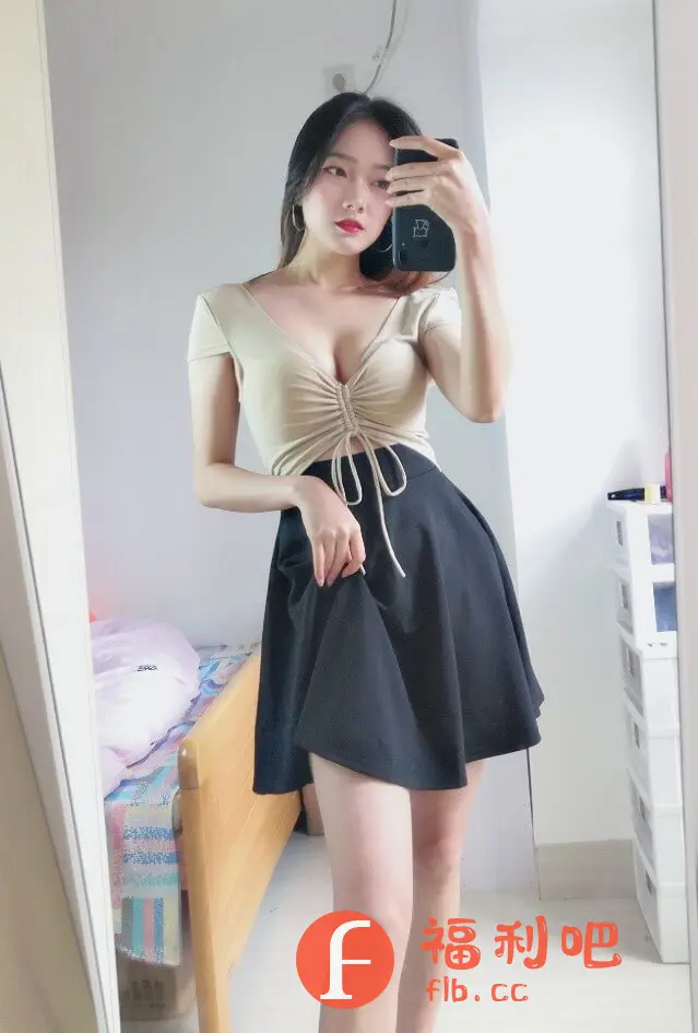 这位美女身穿一件米色V领抽绳上衣,搭配黑色短裙,青春靓丽,时尚感十足。上衣的设计别致,V领展现了优美的颈部线条,抽绳设计则增添了几分俏皮感,收腰的设计更能凸显身材。黑色短裙简洁大方,与上衣的颜色形成对比,更显时尚。整体搭配展现了美女的完美身材和时尚品味,非常适合年轻女性日常穿着。图片是在室内拍摄的,背景简洁干净,更能突出美女和服装的特点。美女手拿手机自拍,笑容甜美,展现了自信和魅力。这身搭配无论是约会还是逛街,都能让你成为人群中的焦点,回头率爆表!