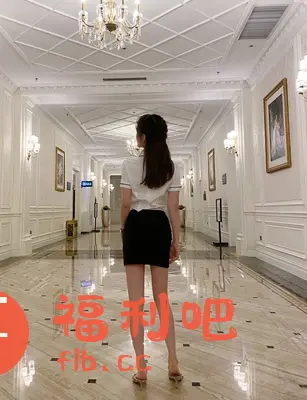 描述:一位身材苗条的美女站在铺着大理石地板的长廊里,背对着镜头展示她的穿搭。她穿着一件白色短袖上衣,袖口带有红色和蓝色条纹点缀,搭配一条黑色紧身短裙,显得干练又时尚。脚上穿着一双透明的高跟凉鞋,更突显了她修长的双腿。长廊的装修非常豪华,两侧是白色的墙壁,挂着精美的画作,墙壁上还有壁灯照明。天花板上悬挂着一盏华丽的水晶吊灯,整个场景显得高雅而富有品味,非常适合展示服装的质感和风格。